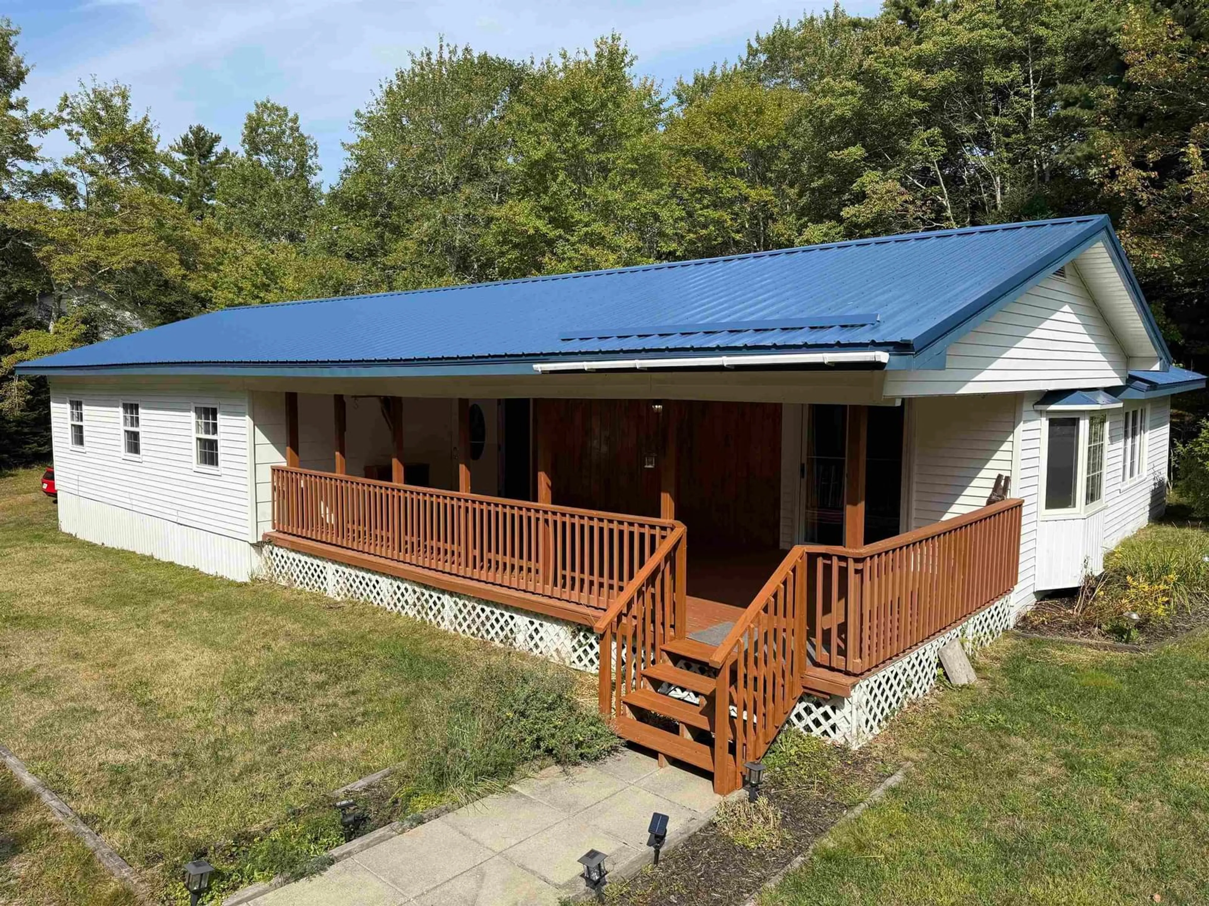 Home with vinyl exterior material, building for 101 Annapolis Rd, Shelburne Nova Scotia B0T 1W0