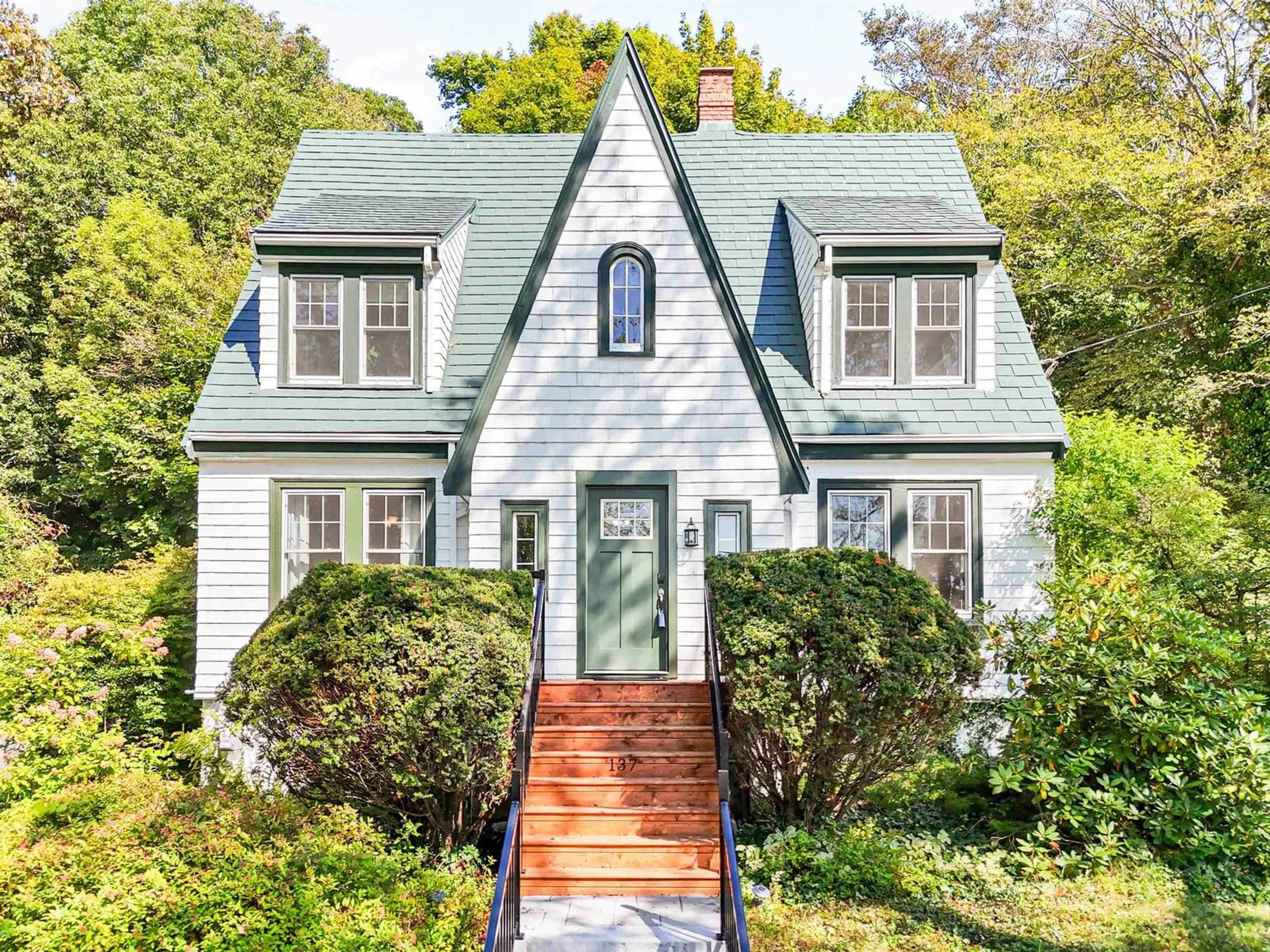 Home with vinyl exterior material, street for 137 Pleasant St, Dartmouth Nova Scotia B2Y 3P8
