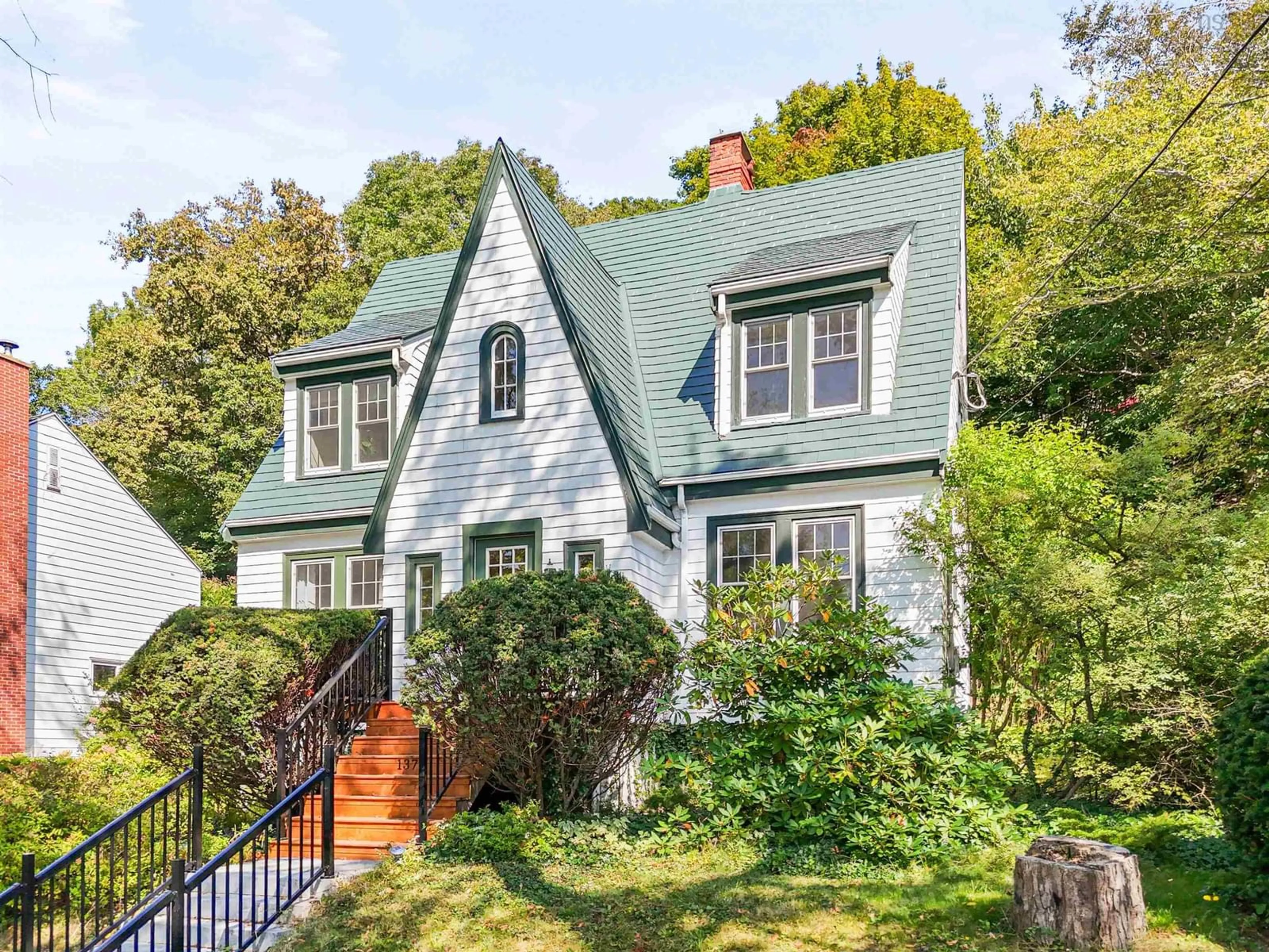 Home with vinyl exterior material, street for 137 Pleasant St, Dartmouth Nova Scotia B2Y 3P8