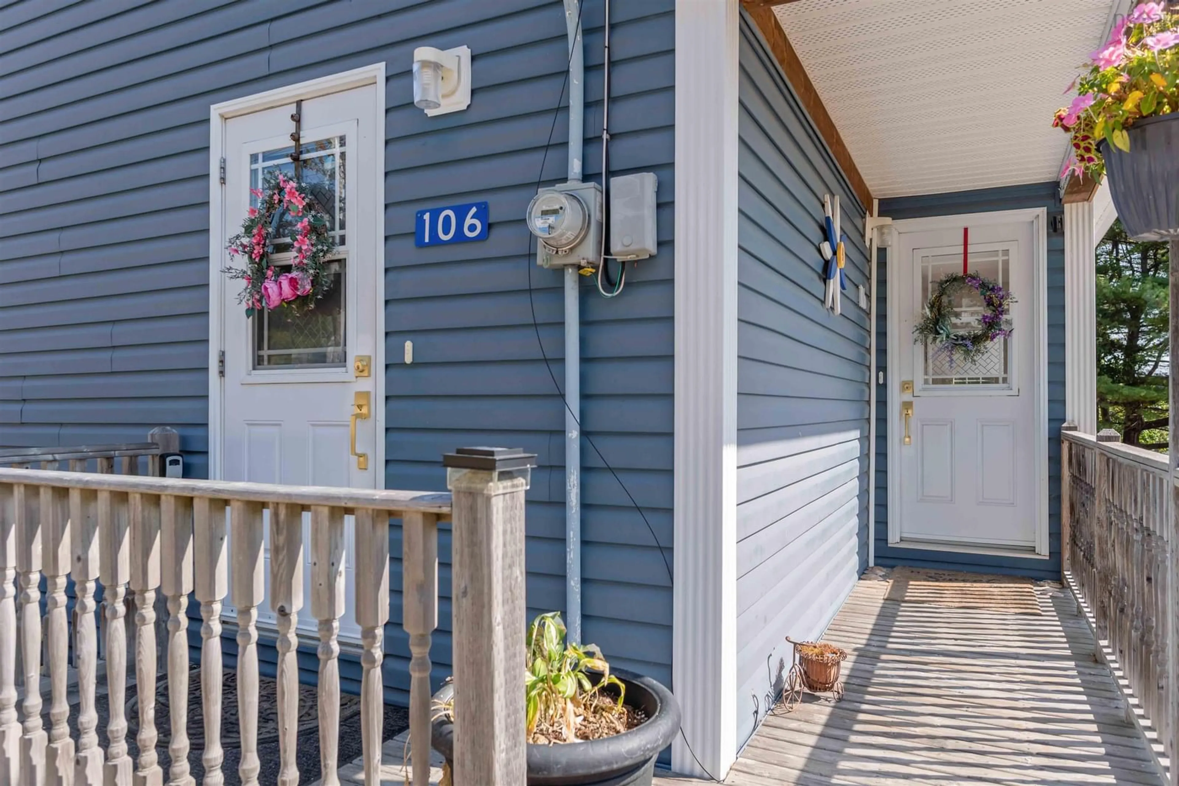 Indoor entryway for 106 Queen St, Digby Nova Scotia B0V 1A0