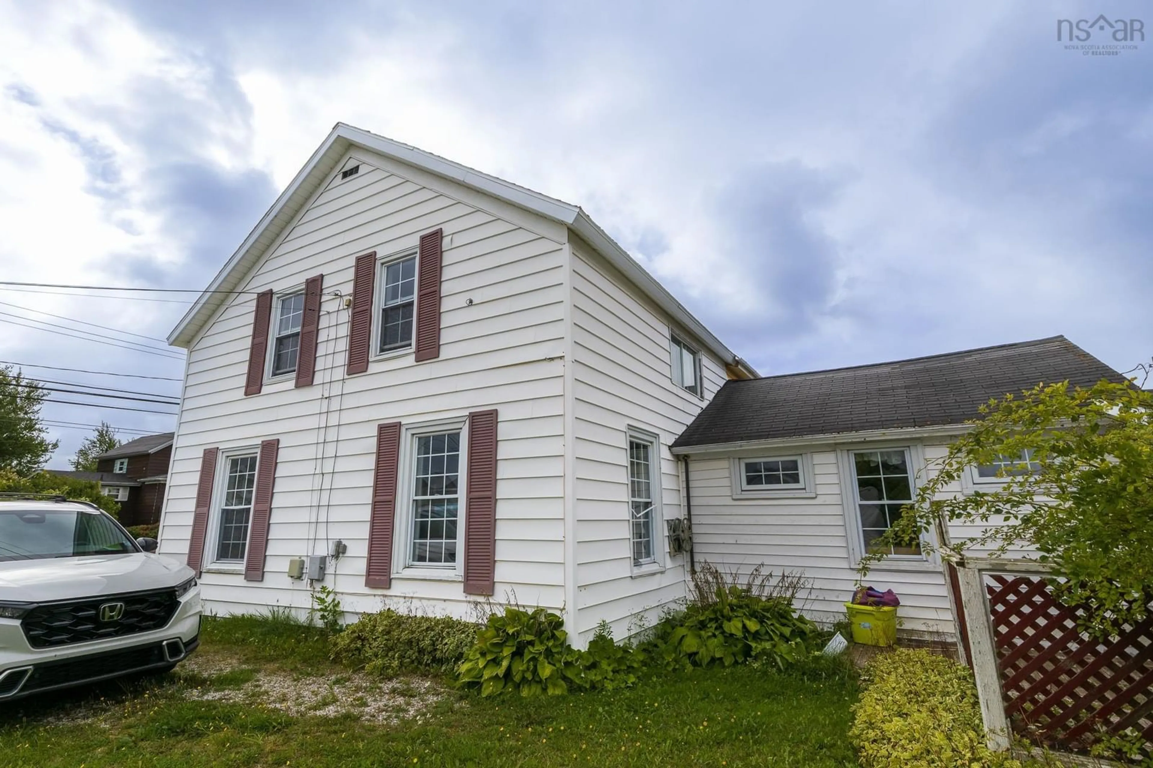 Home with vinyl exterior material, building for 423 King Street, New Waterford Nova Scotia B1H 3Y5