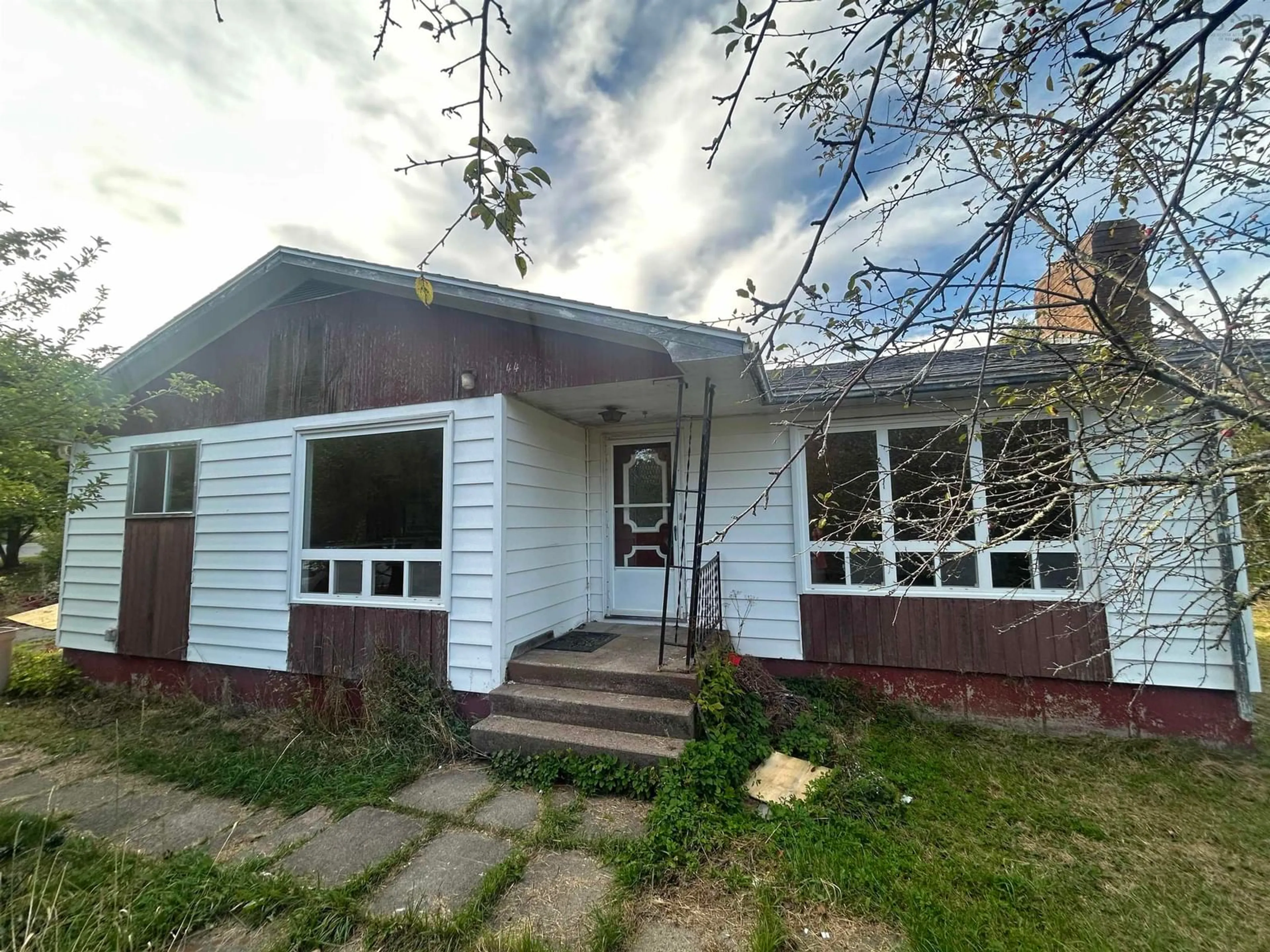 Home with vinyl exterior material, street for 44 Weir Ave, Stellarton Nova Scotia B0K 1S0