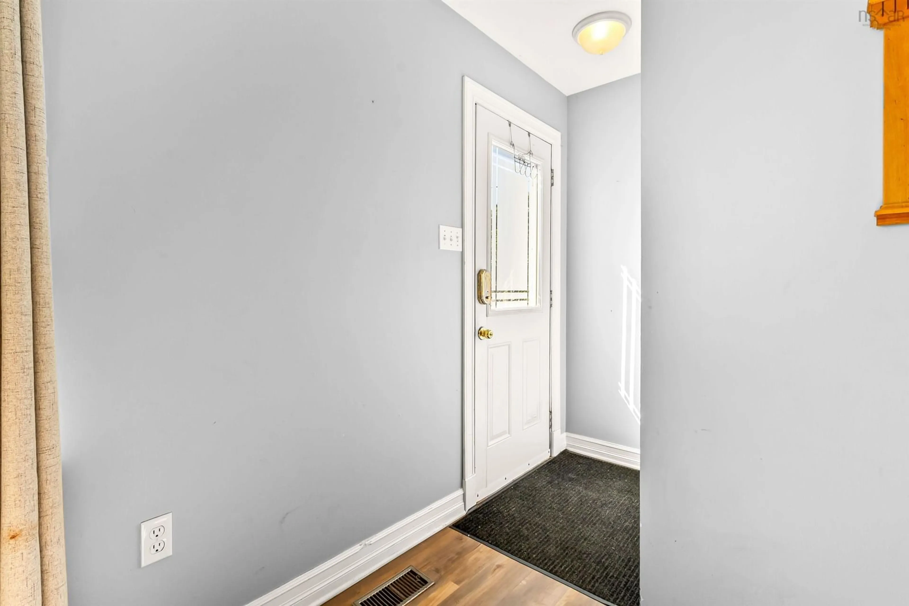 Indoor entryway for 35 Huntingdon Dr, Cole Harbour Nova Scotia B2V 1V9