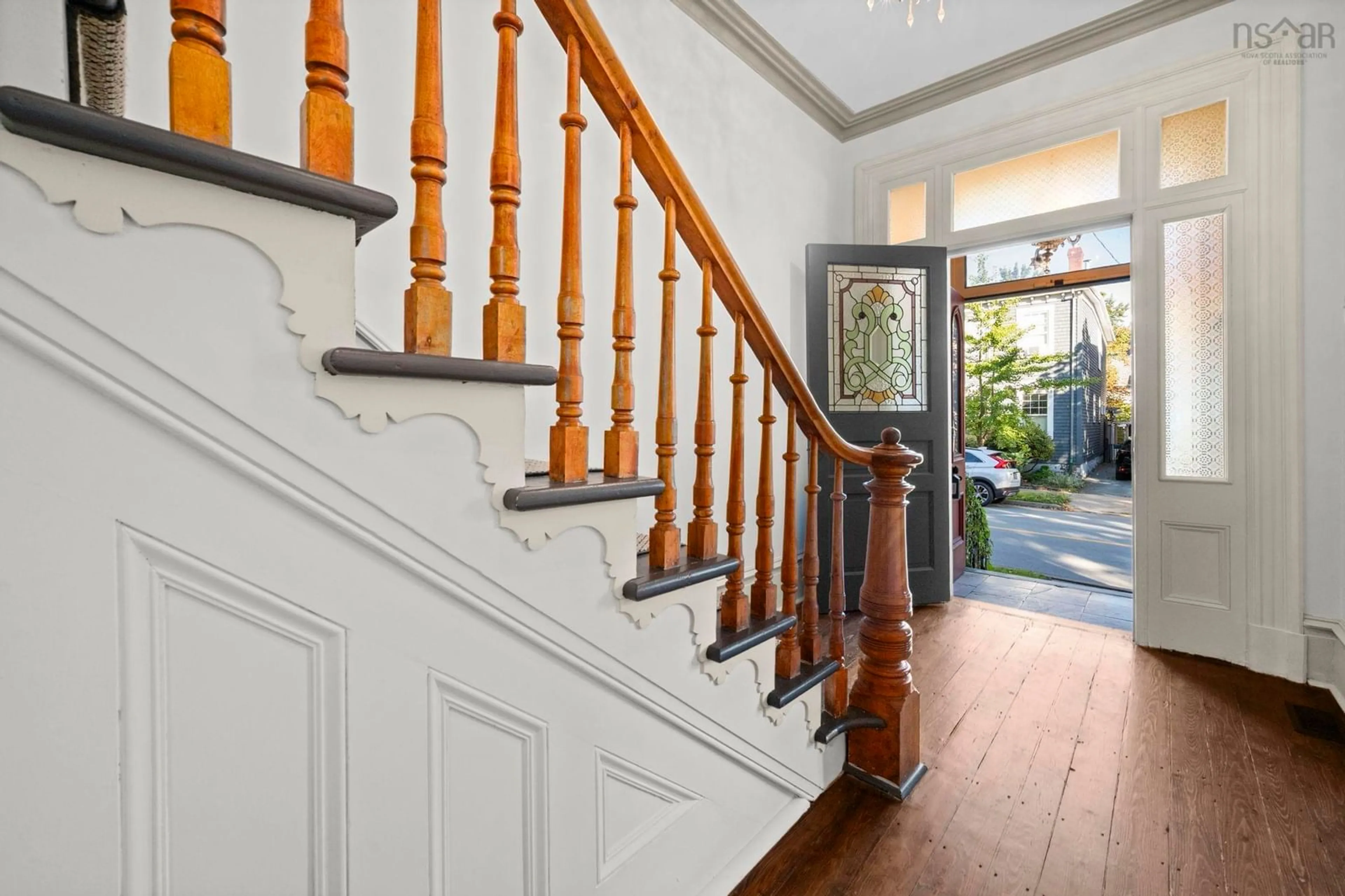Indoor foyer for 6084 Jubilee Rd, Halifax Nova Scotia B3H 2E7