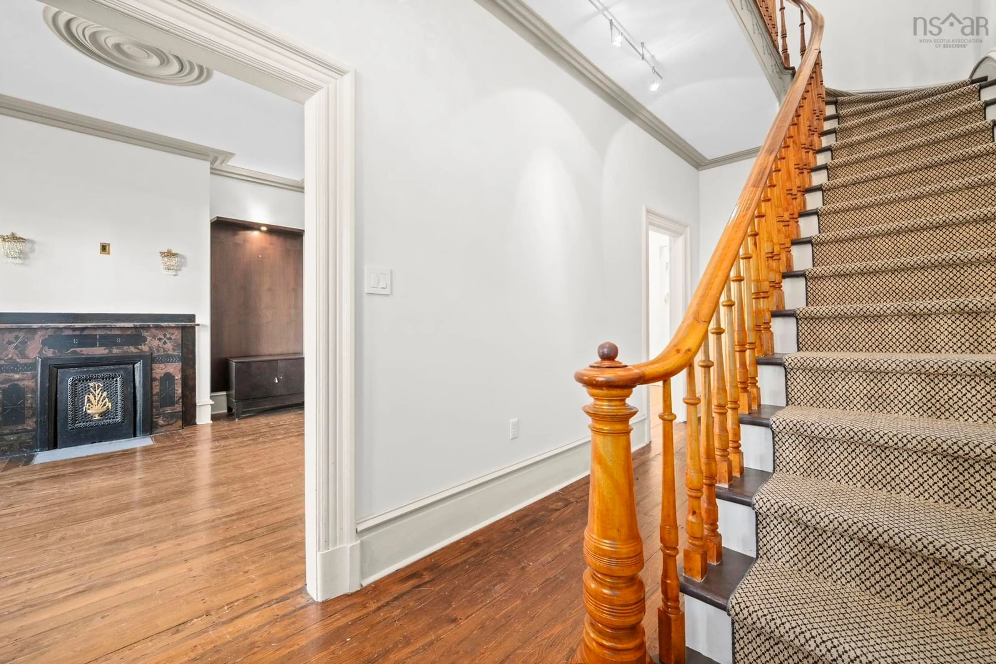 Indoor foyer for 6084 Jubilee Rd, Halifax Nova Scotia B3H 2E7