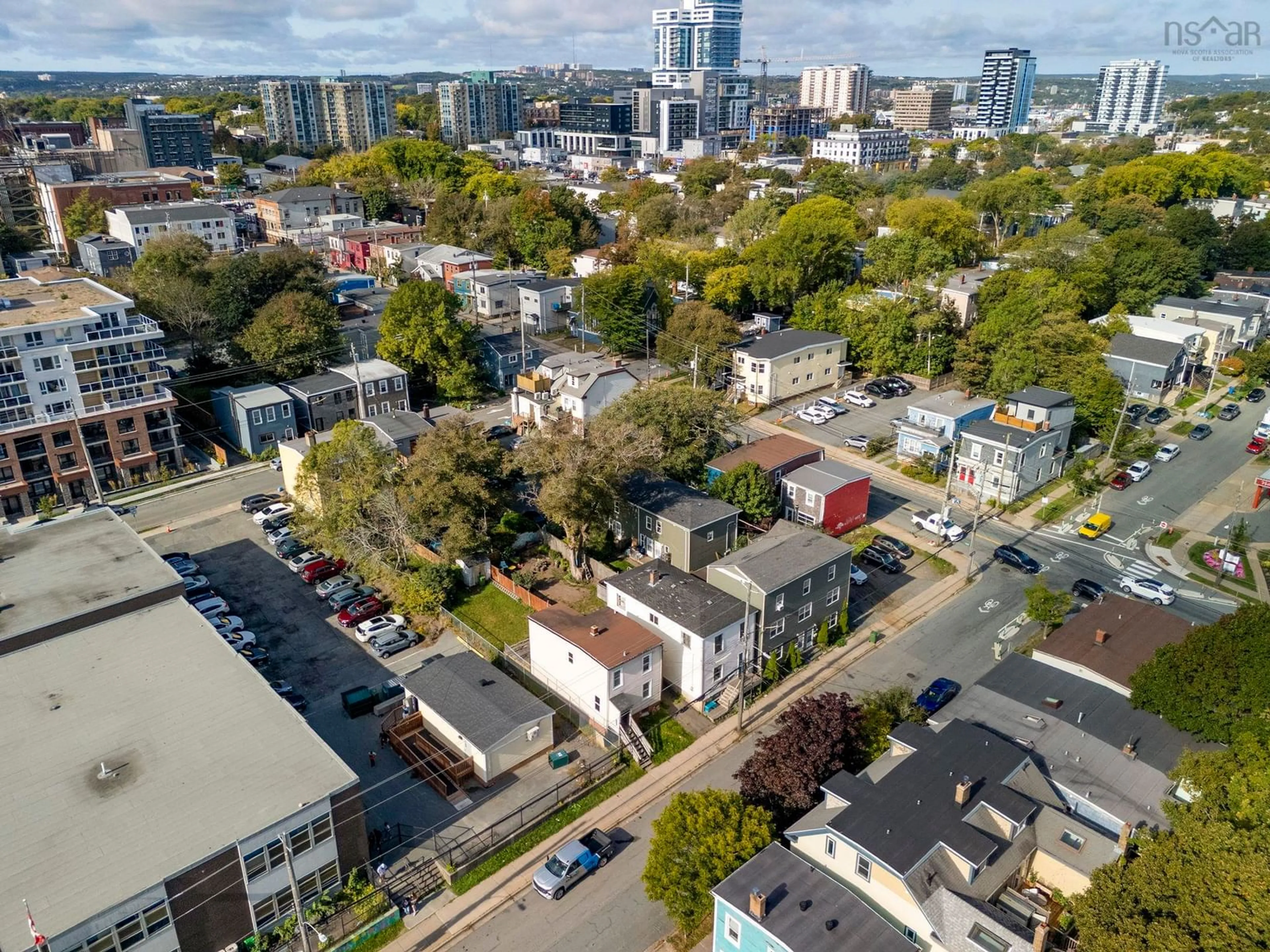 A pic from outside/outdoor area/front of a property/back of a property/a pic from drone, city buildings view from balcony for 2576 Creighton St, Halifax Nova Scotia B3K 3S4