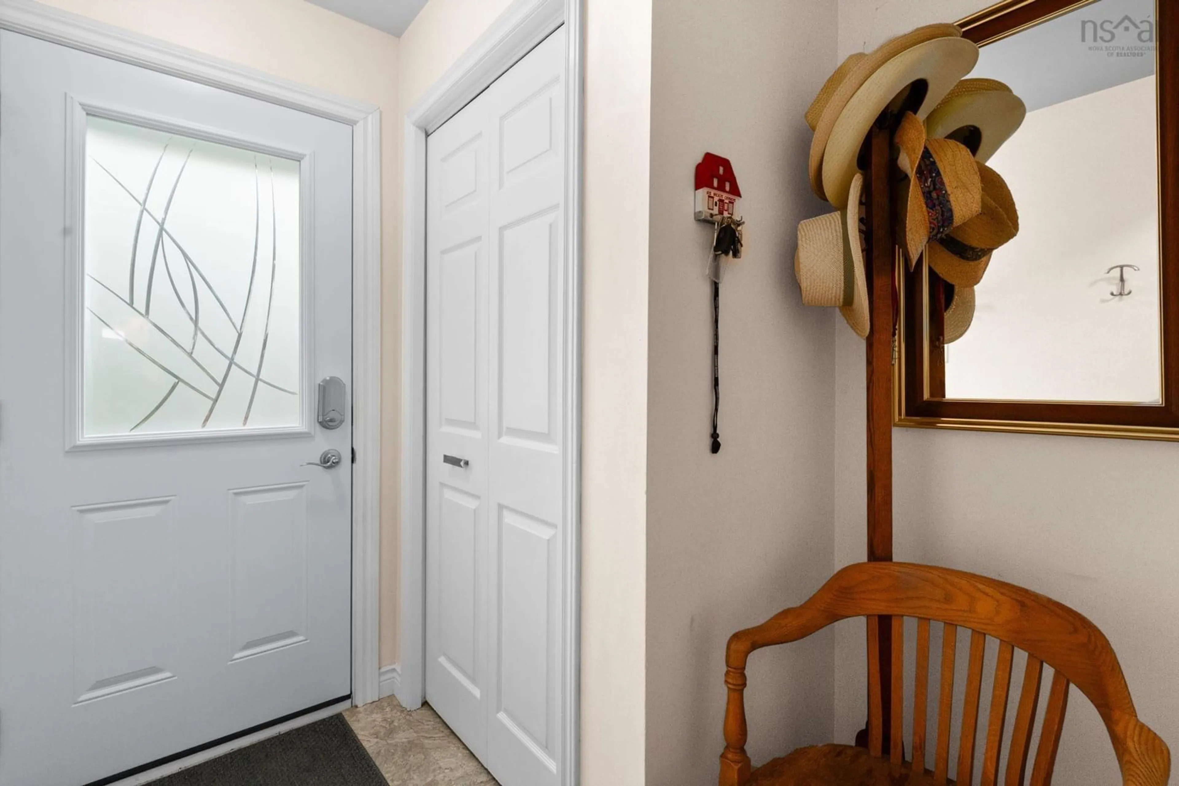 Indoor entryway for 17B Lakeview Point Rd, Dartmouth Nova Scotia B2Y 3H3