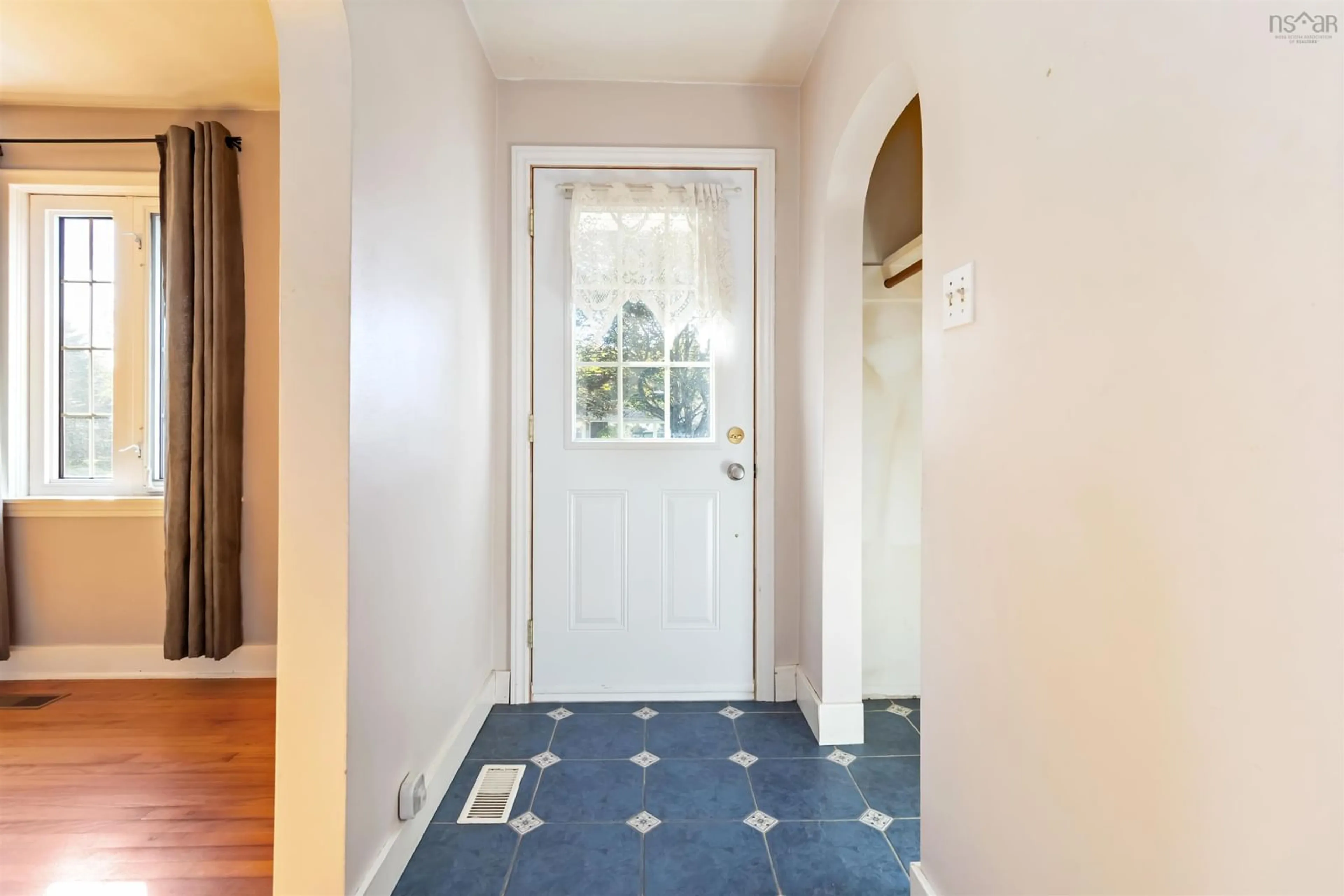 Indoor entryway for 12 Elizabeth St, Dartmouth Nova Scotia B2W 2T5