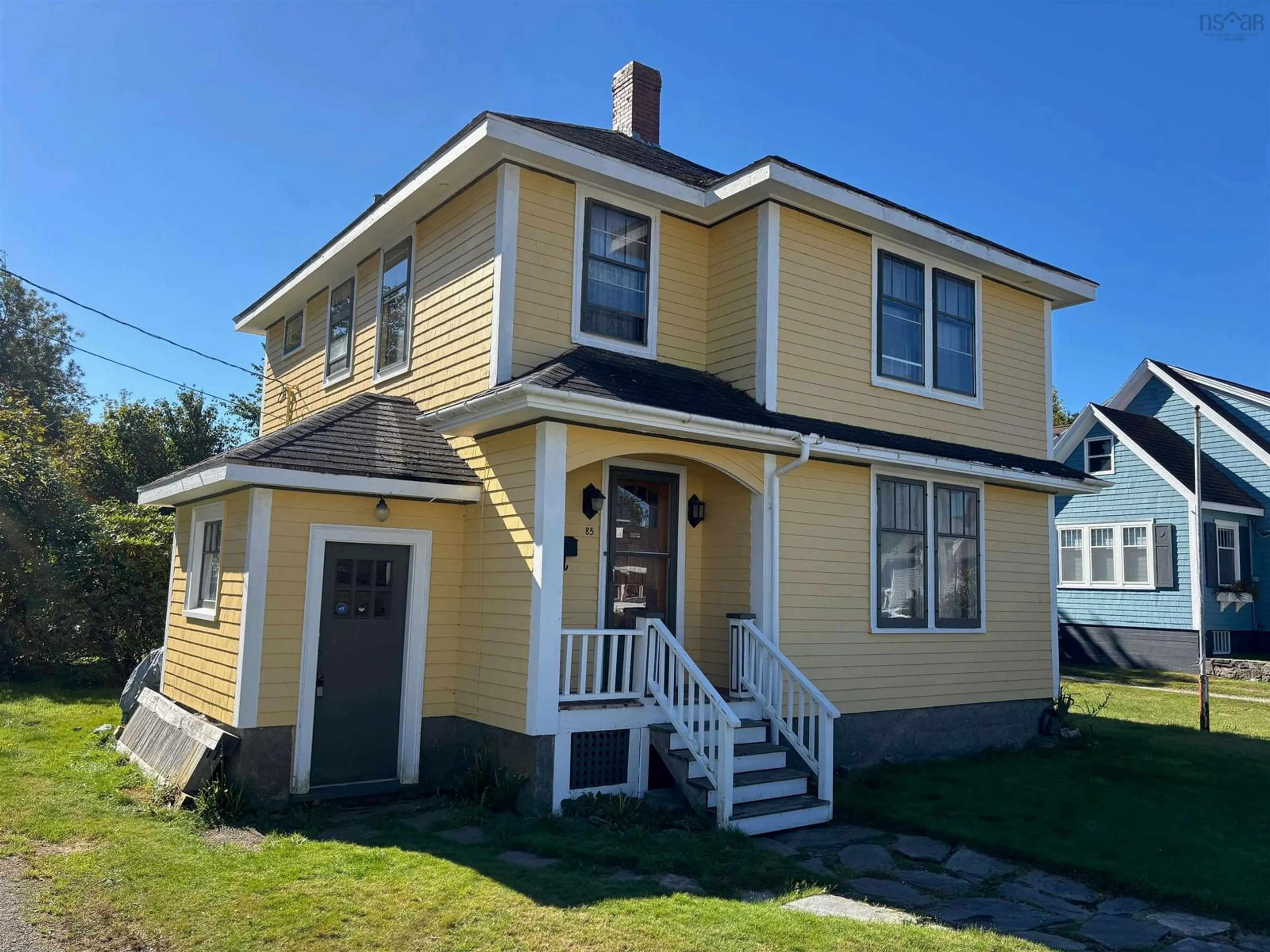 Home with vinyl exterior material, building for 85 Cliff St, Yarmouth Nova Scotia B5A 3J7