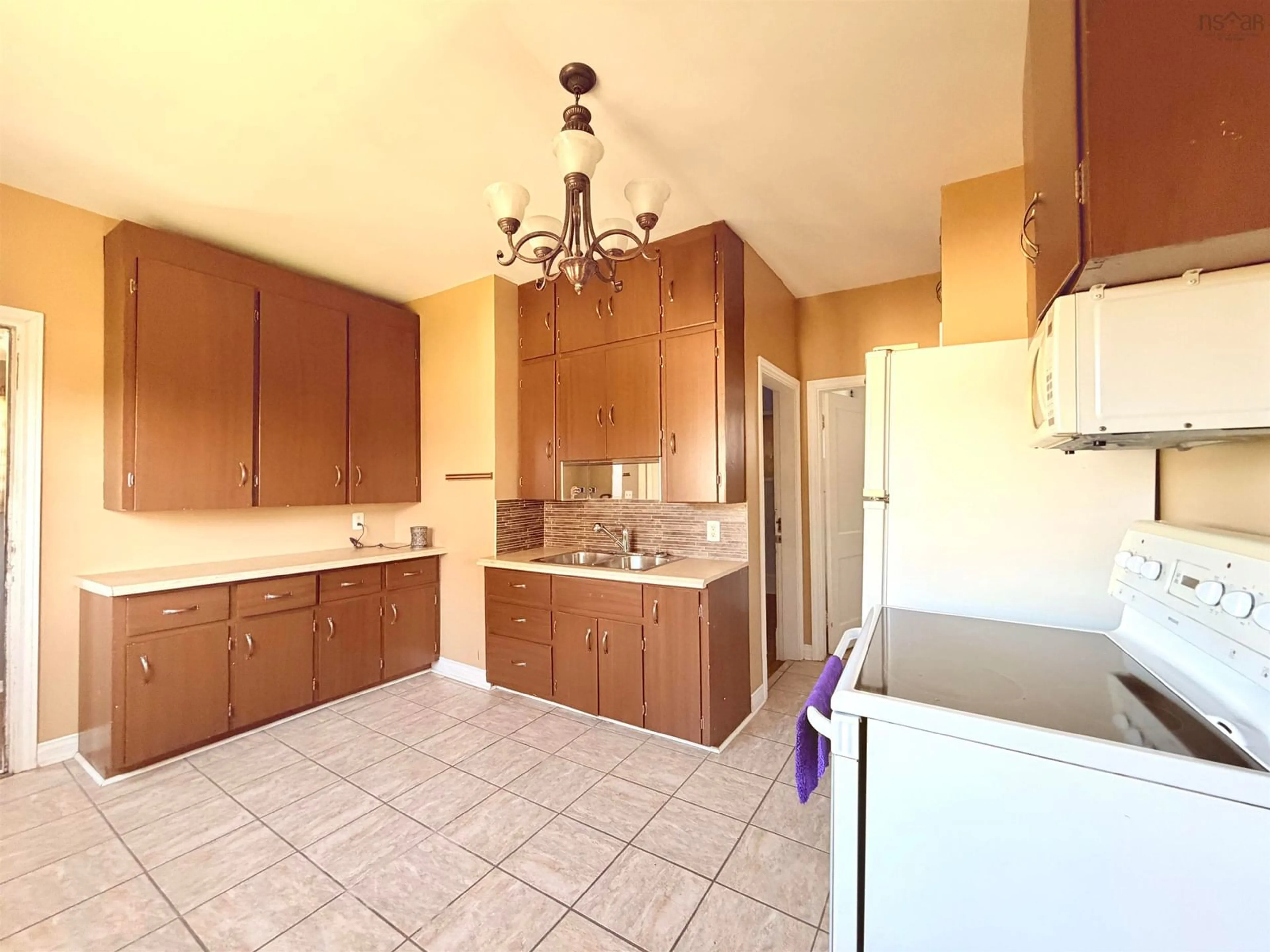 Standard kitchen, ceramic/tile floor for 18 Highland St, Glace Bay Nova Scotia B1A 2T5