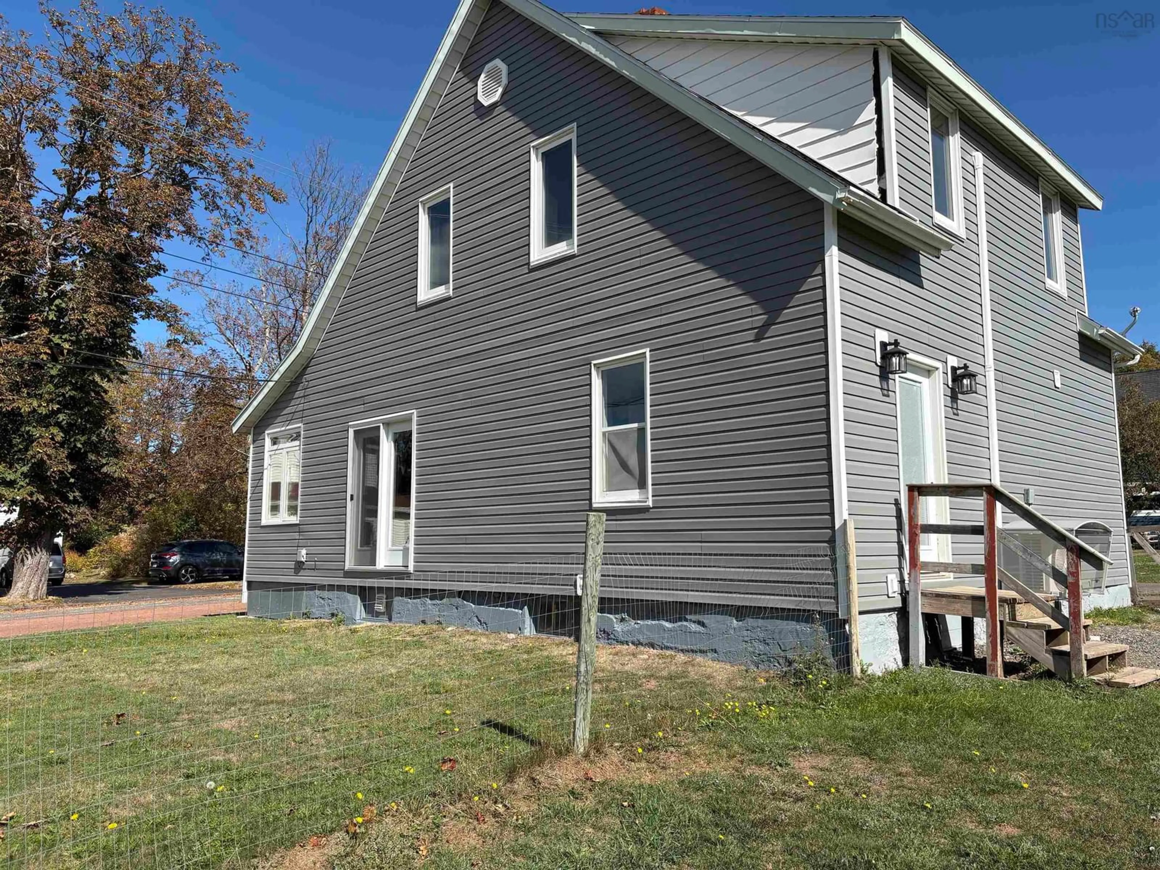 Home with vinyl exterior material, building for 30 Queen St, Pugwash Nova Scotia B0K 1L0