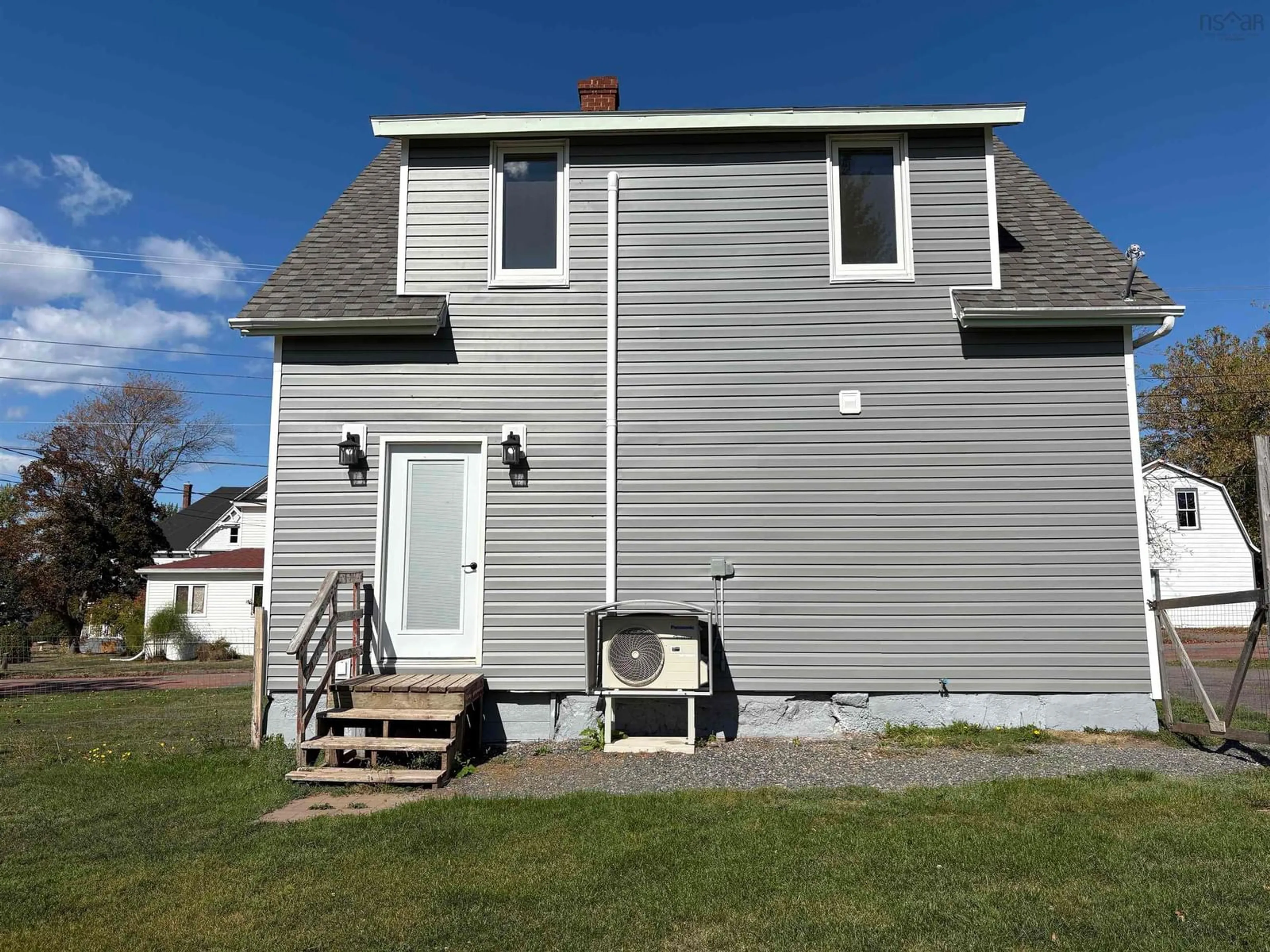 Home with vinyl exterior material, building for 30 Queen St, Pugwash Nova Scotia B0K 1L0
