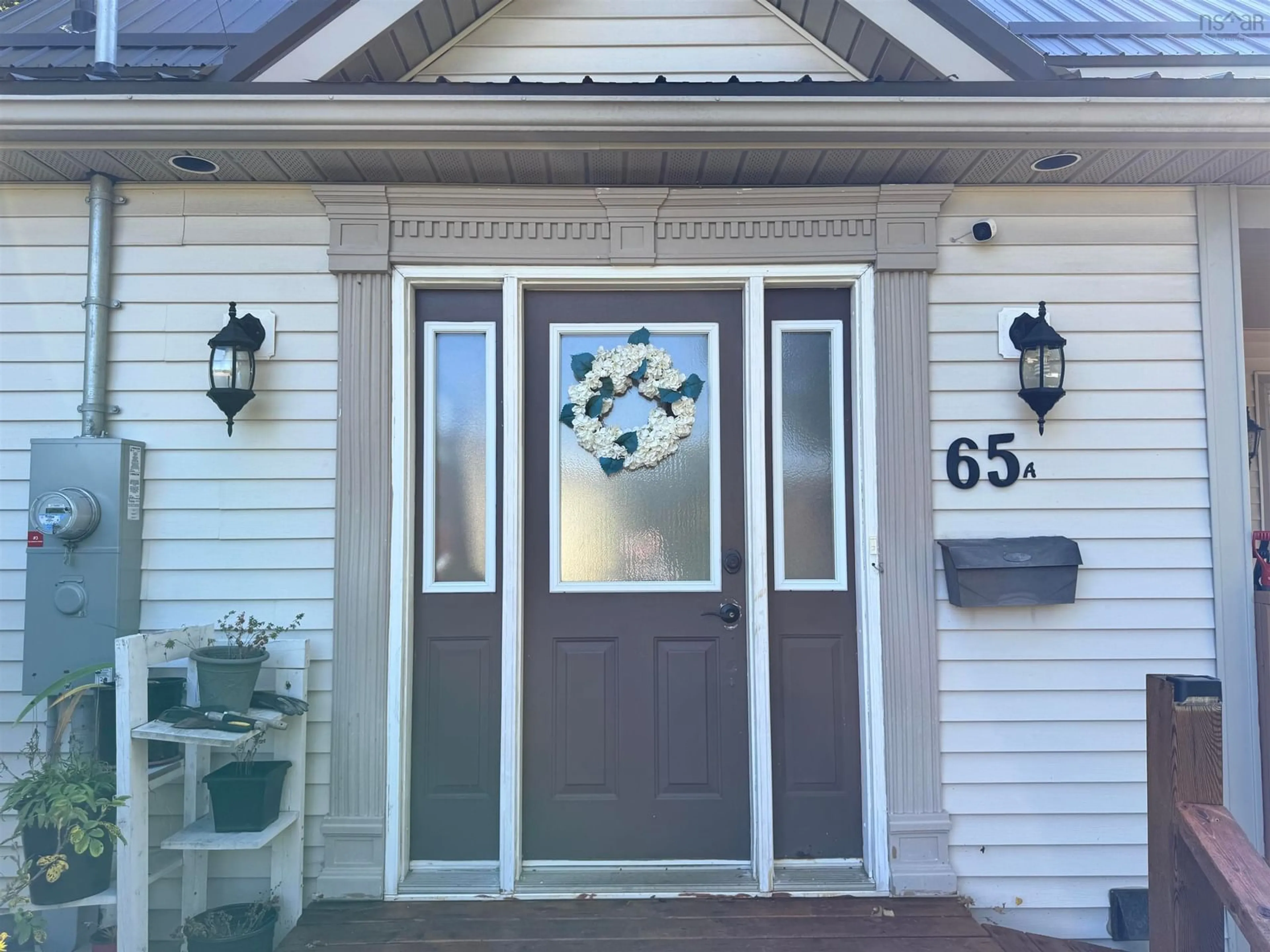 Indoor entryway for 65 Company St, New Glasgow Nova Scotia B2H 1N9