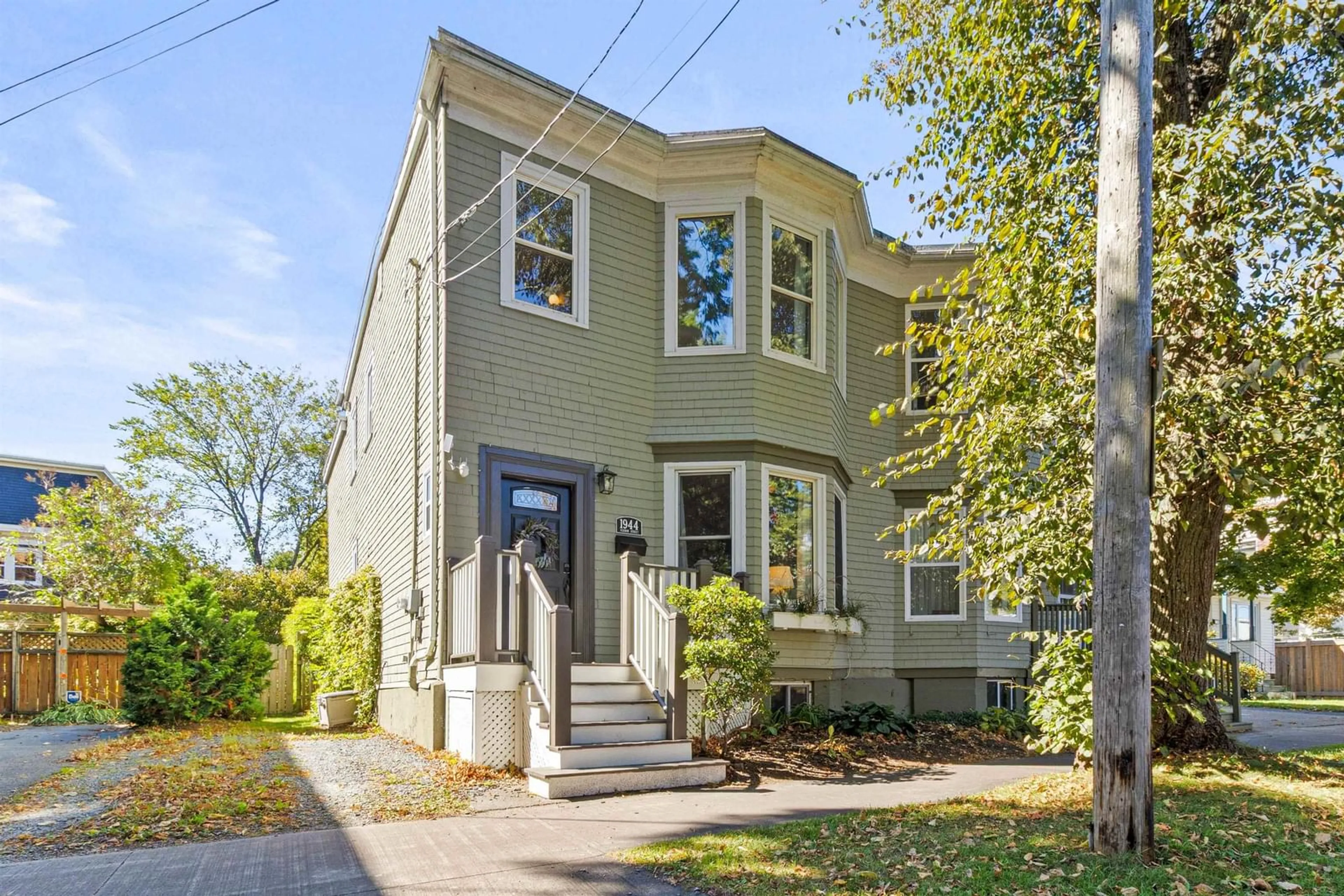 Unknown for 1944 Vernon St, Halifax Nova Scotia B3H 3N9