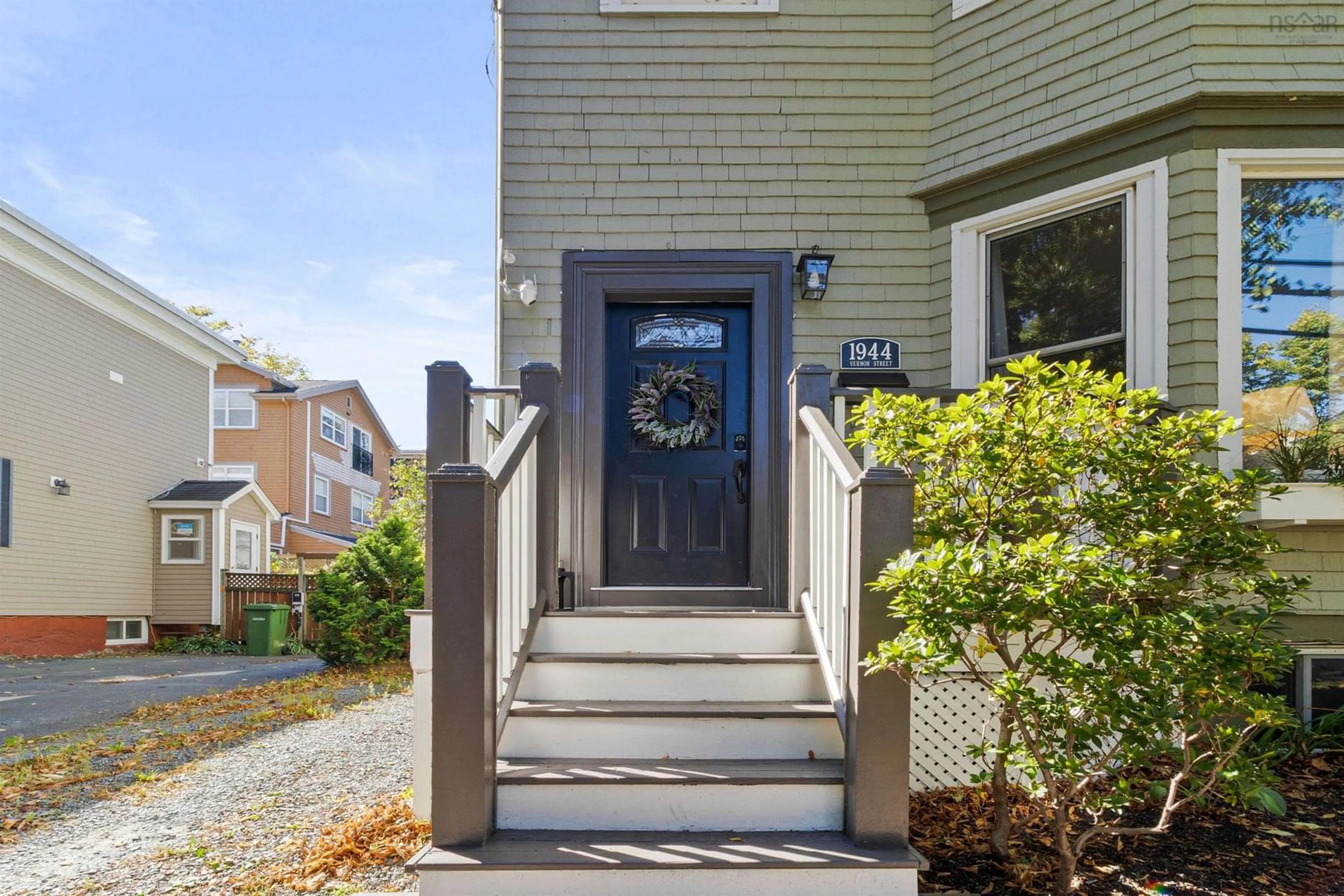 Unknown for 1944 Vernon St, Halifax Nova Scotia B3H 3N9