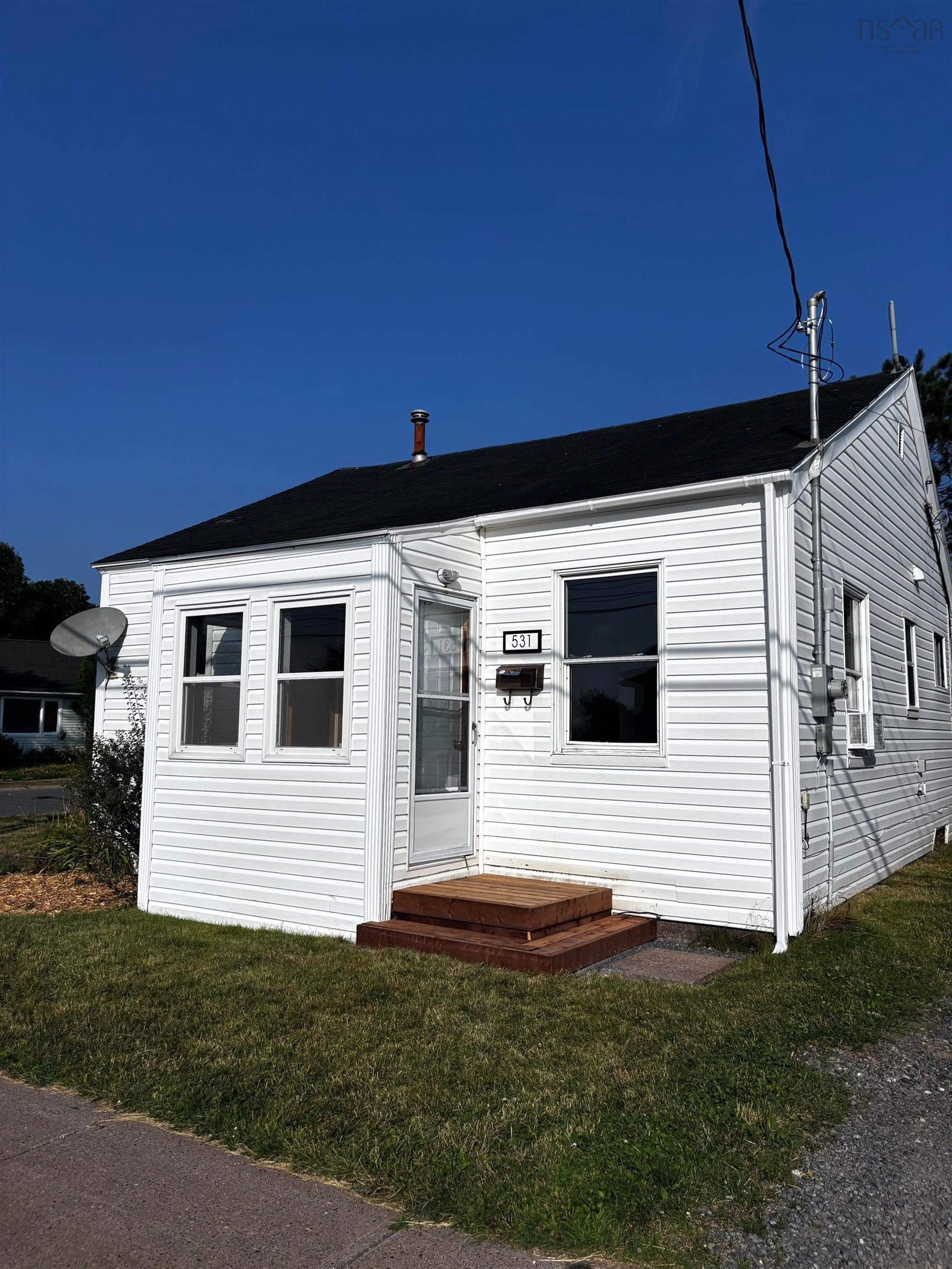 Home with vinyl exterior material, building for 531 High St, New Glasgow Nova Scotia B2H 2X9
