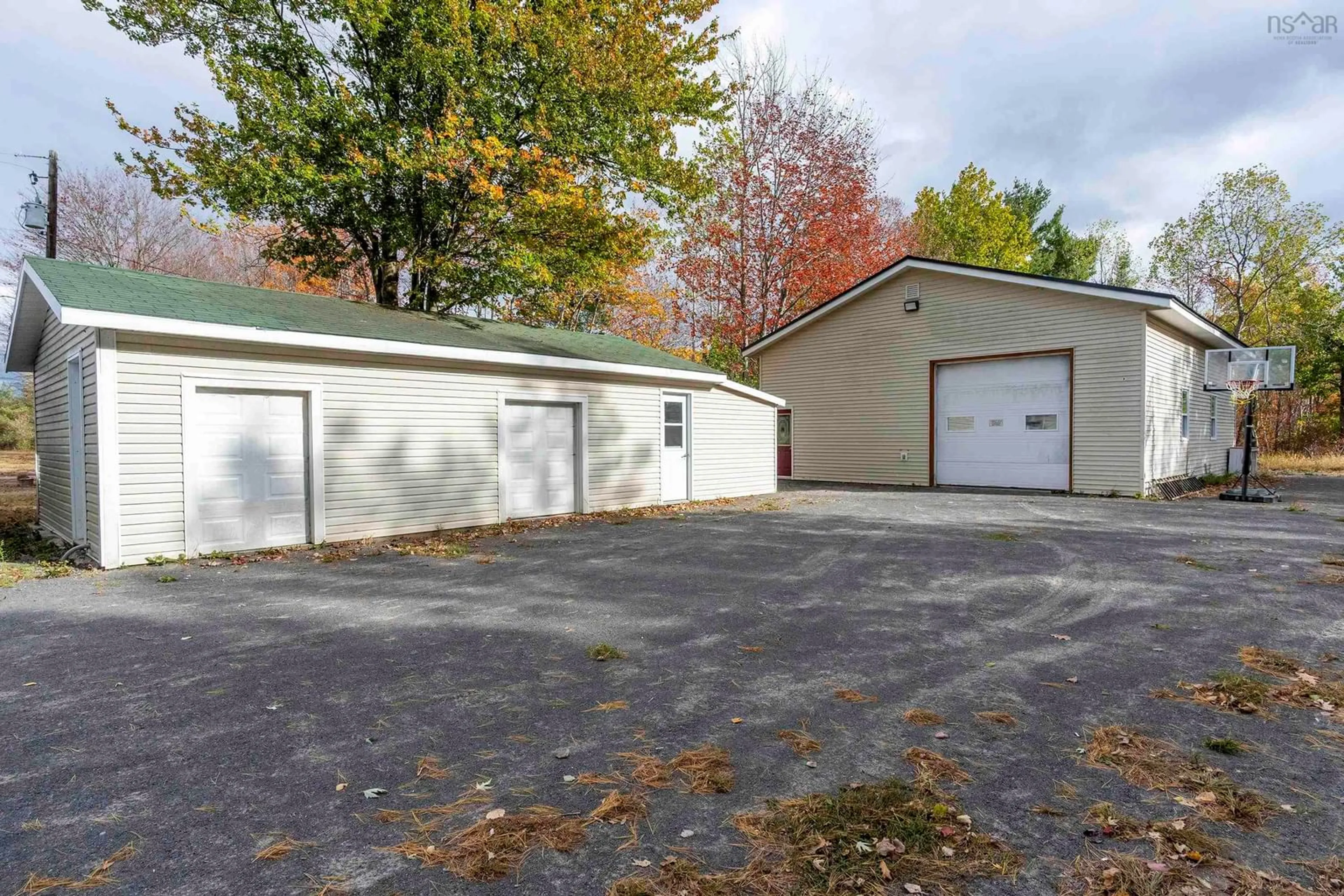 Indoor garage for 4168 Highway 1 Hwy, South Berwick Nova Scotia B0S 1E0