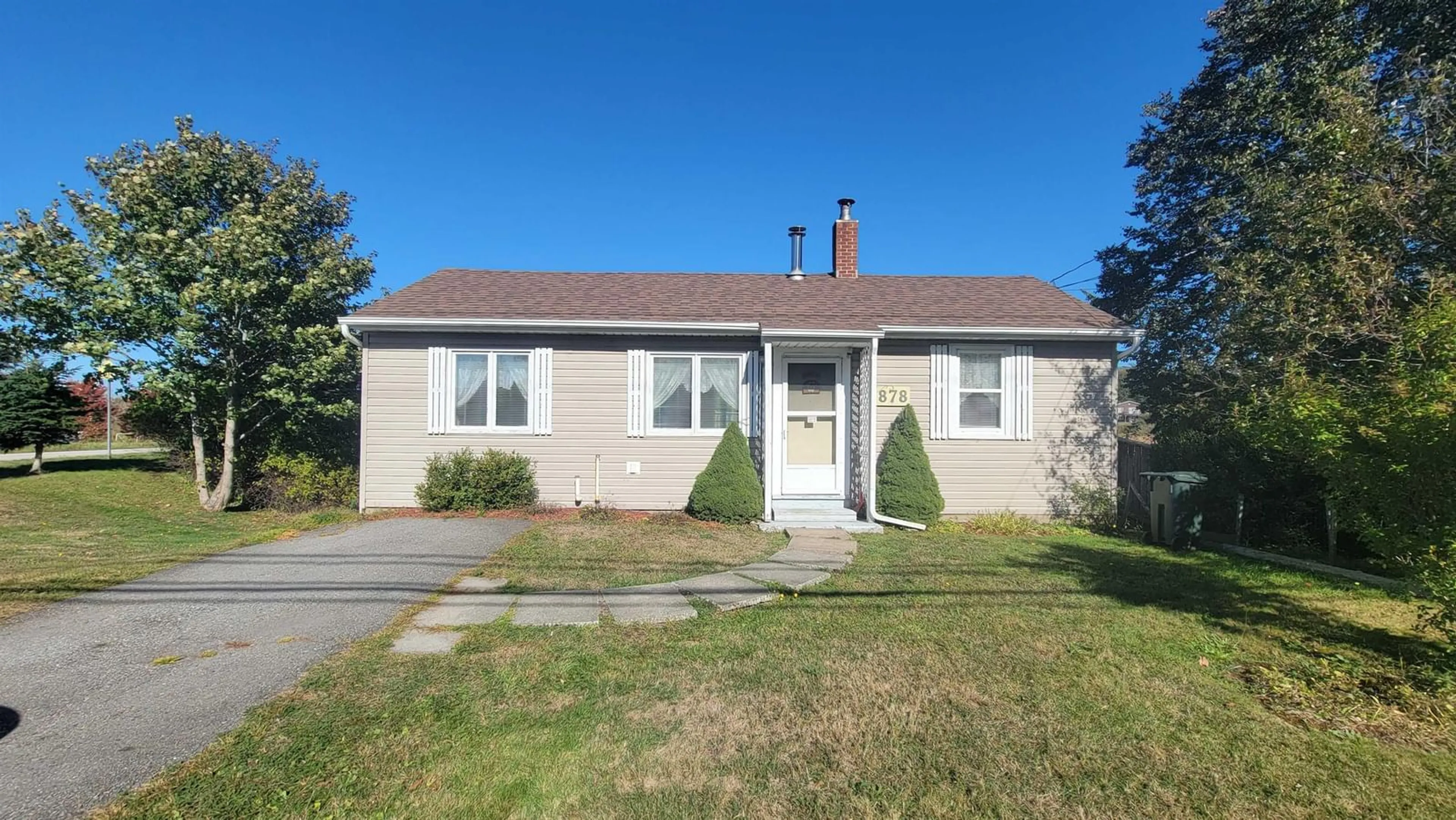 Home with vinyl exterior material, street for 878 Highway 1, Hebron Nova Scotia B5A 5Z5