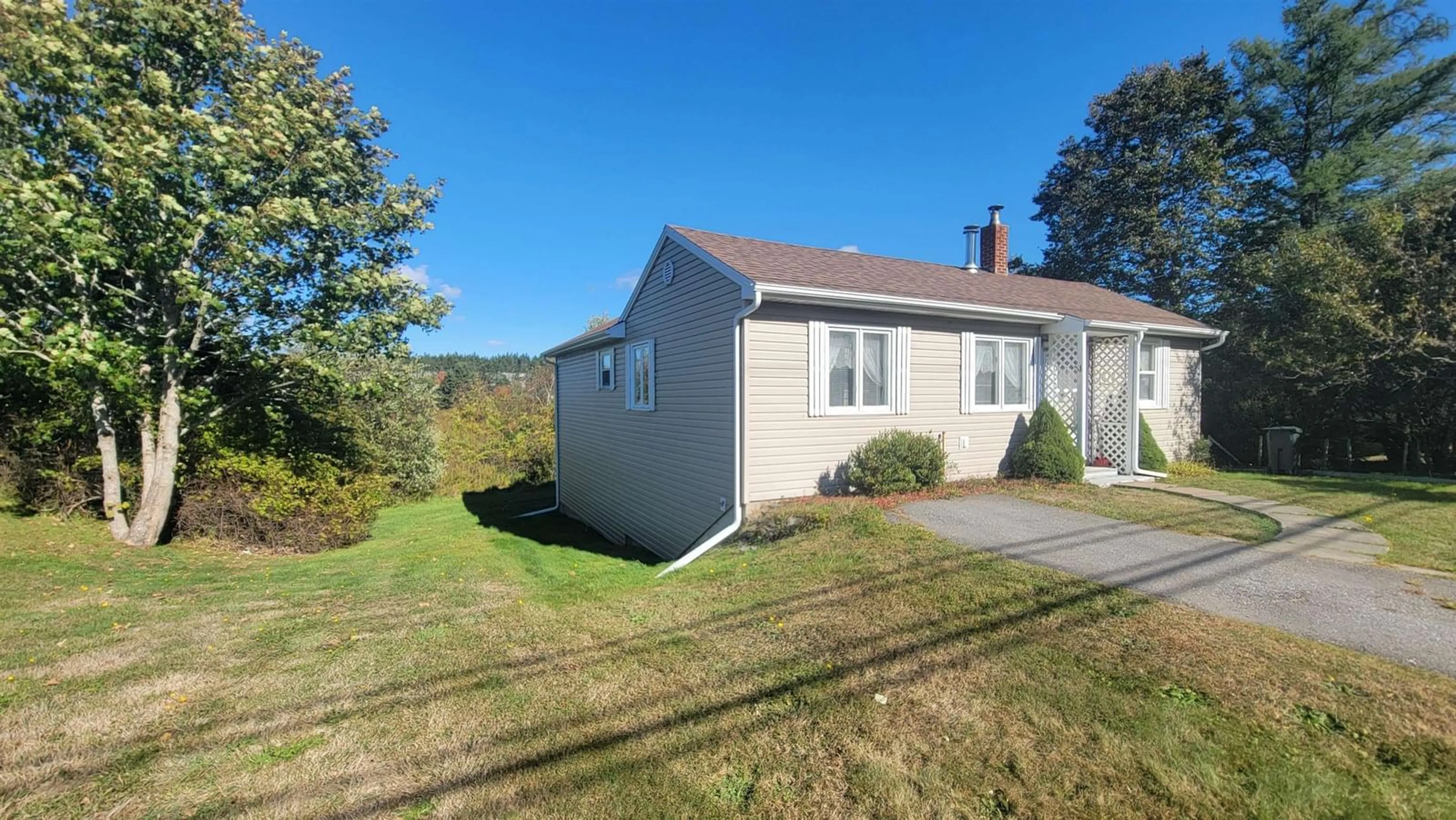 Home with vinyl exterior material, street for 878 Highway 1, Hebron Nova Scotia B5A 5Z5