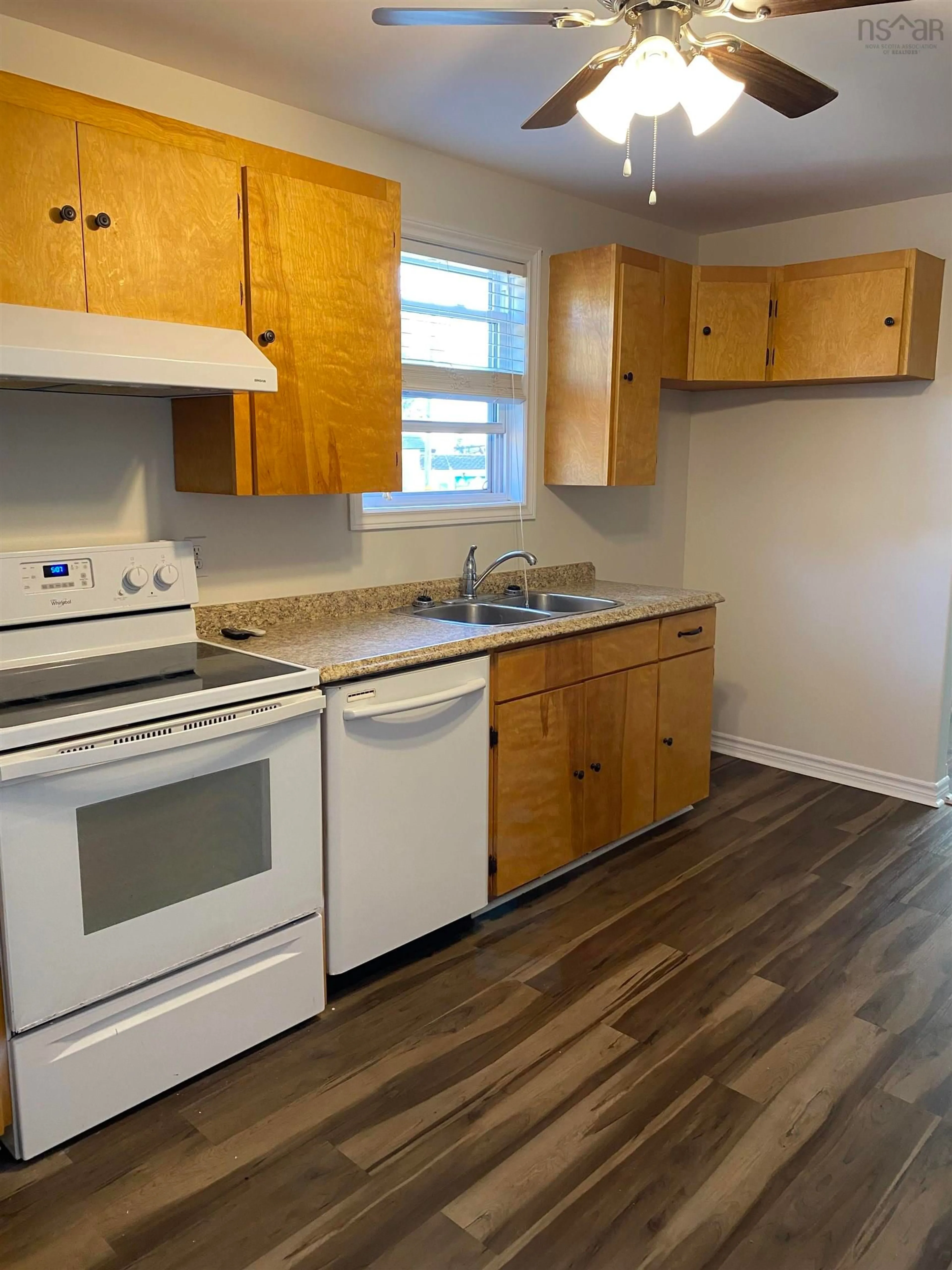 Standard kitchen, wood/laminate floor for 1478 Victoria Rd, Whitney Pier Nova Scotia B1N 1M8