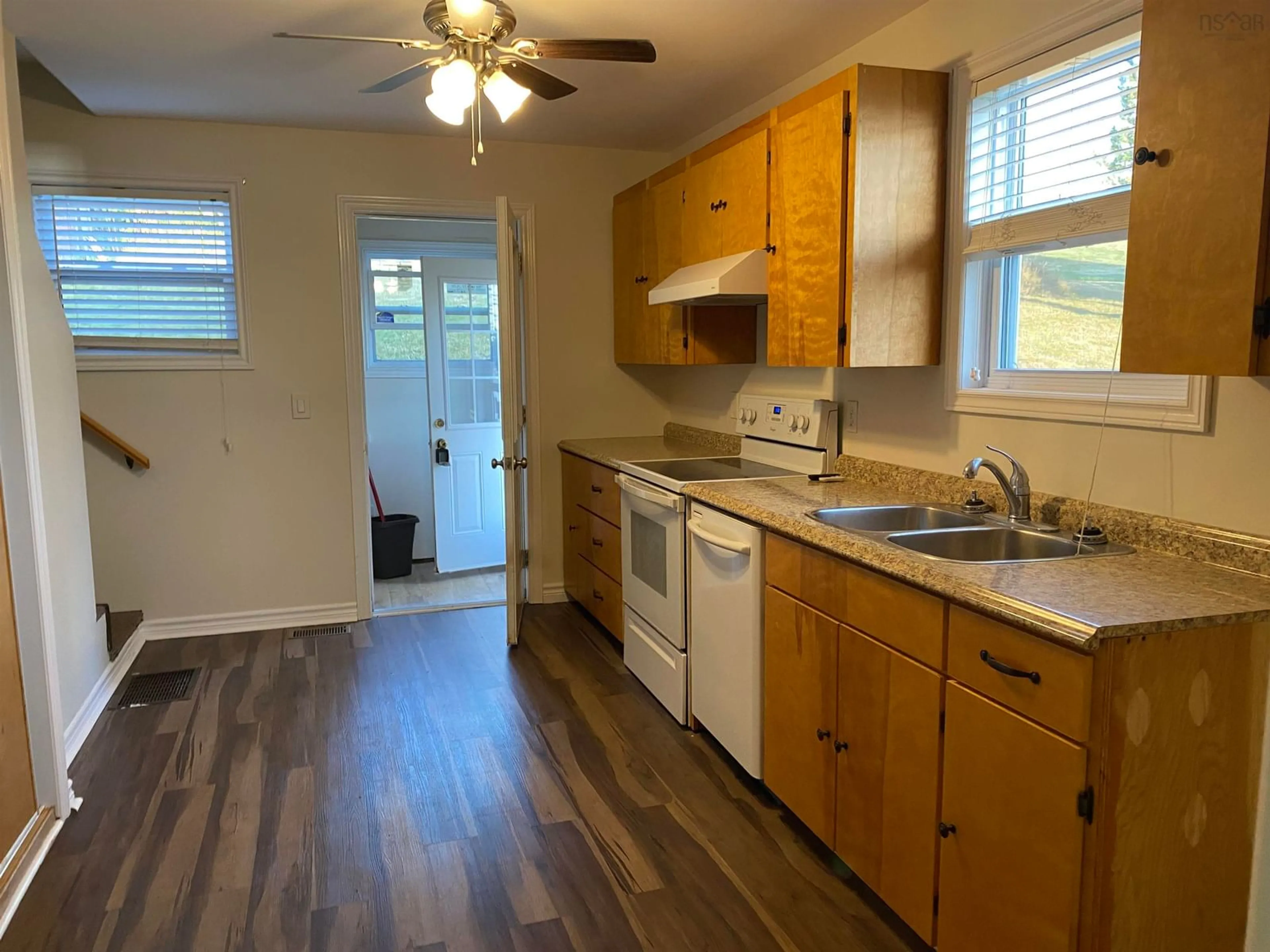 Standard kitchen, wood/laminate floor for 1478 Victoria Rd, Whitney Pier Nova Scotia B1N 1M8
