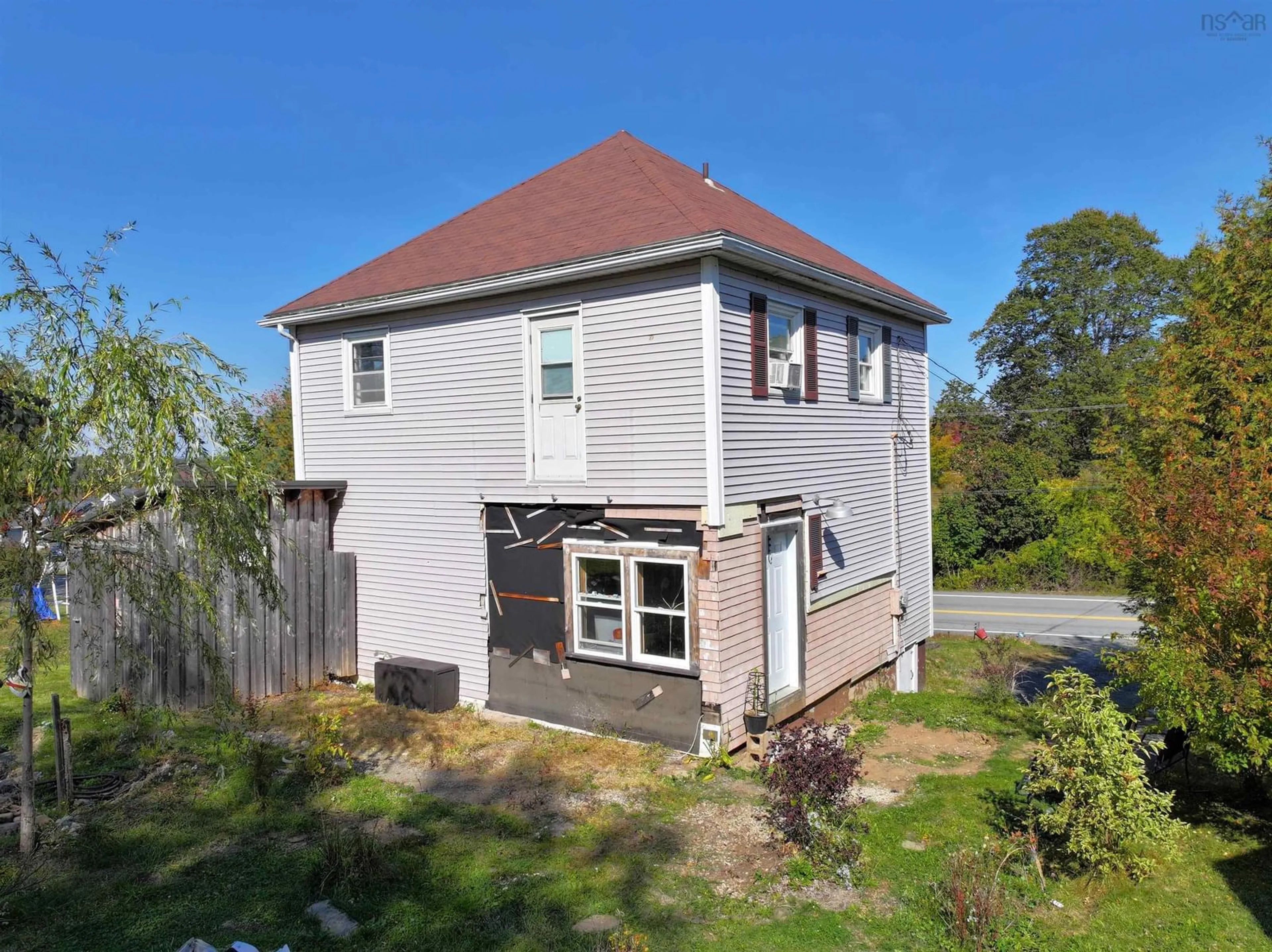 A pic from outside/outdoor area/front of a property/back of a property/a pic from drone, building for 275 Dufferin St, Lunenburg Nova Scotia B0J 2C0