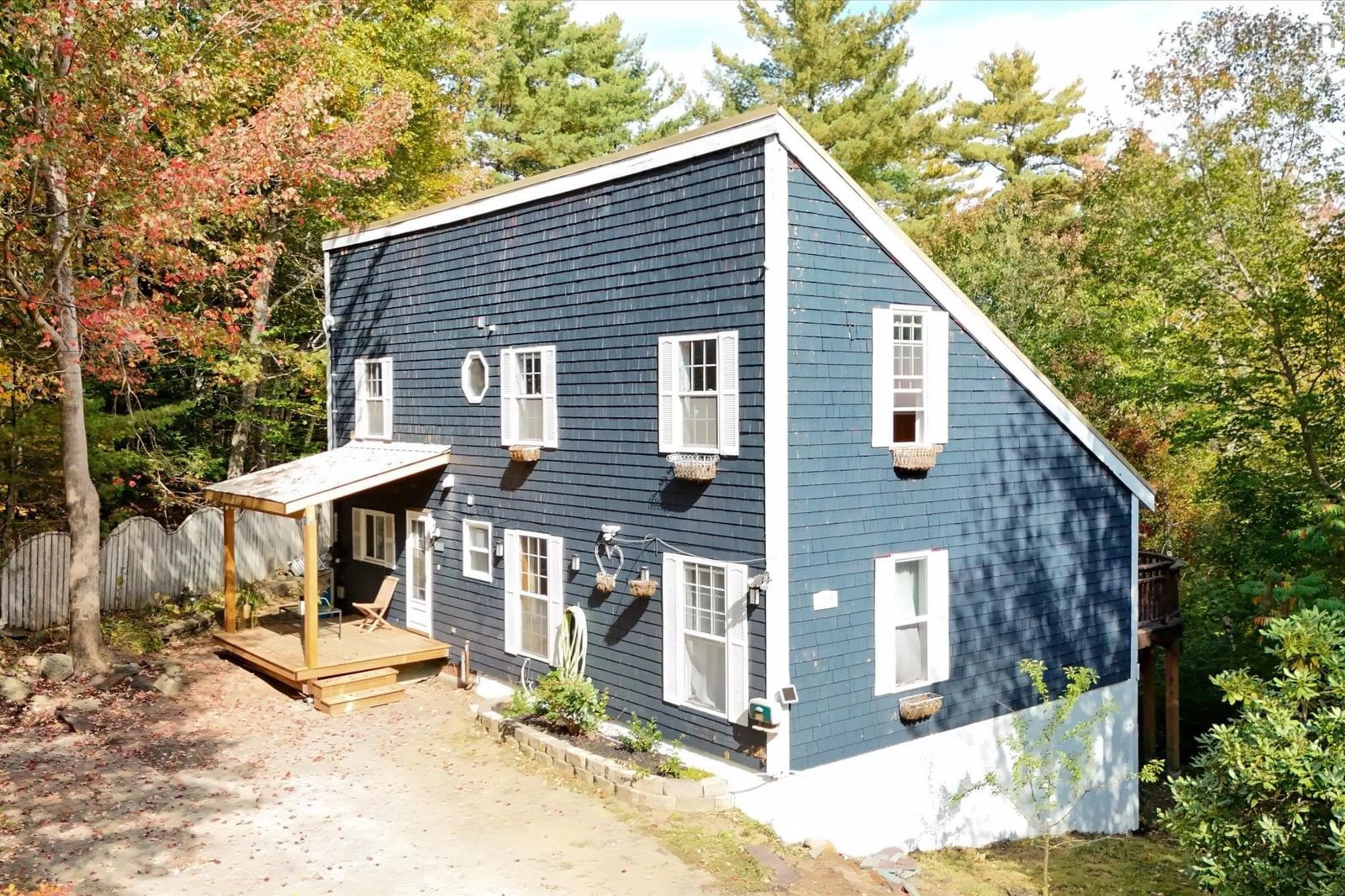 Home with vinyl exterior material, building for 115 Parkdale Ave, Bridgewater Nova Scotia B4V 1L8