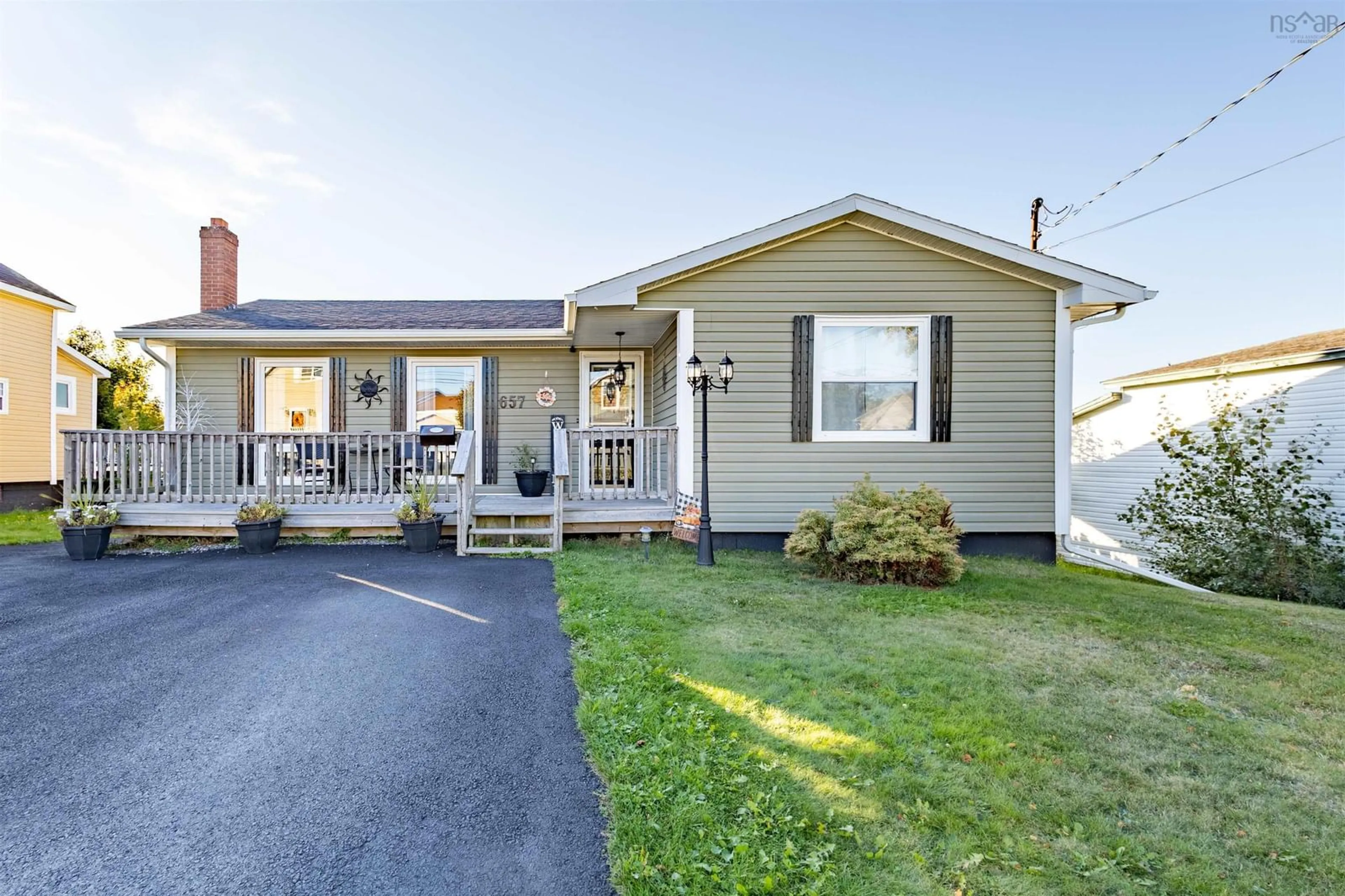 Home with vinyl exterior material, street for 657 George St, New Waterford Nova Scotia B1H 4E7