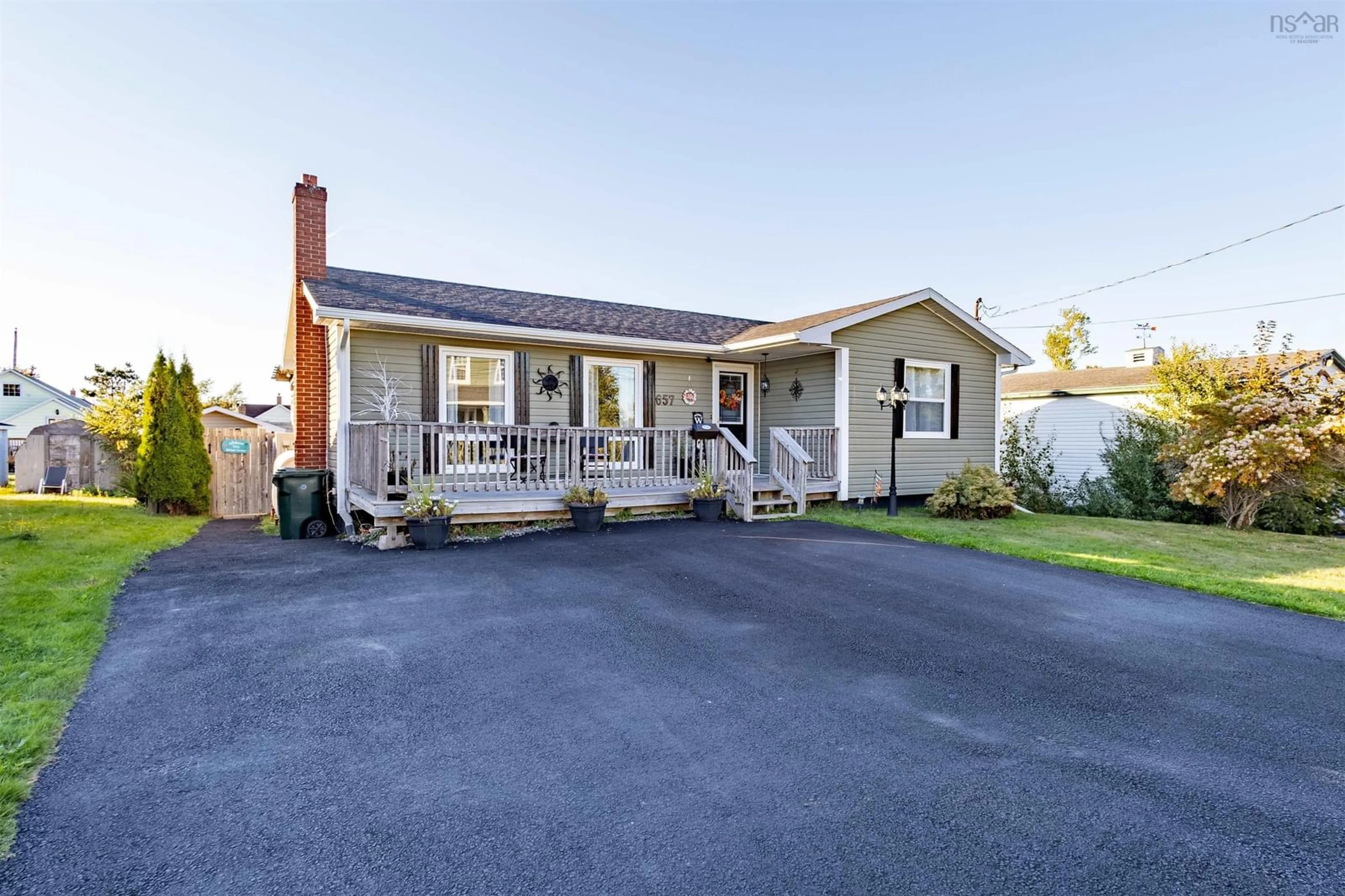 Home with vinyl exterior material, street for 657 George St, New Waterford Nova Scotia B1H 4E7
