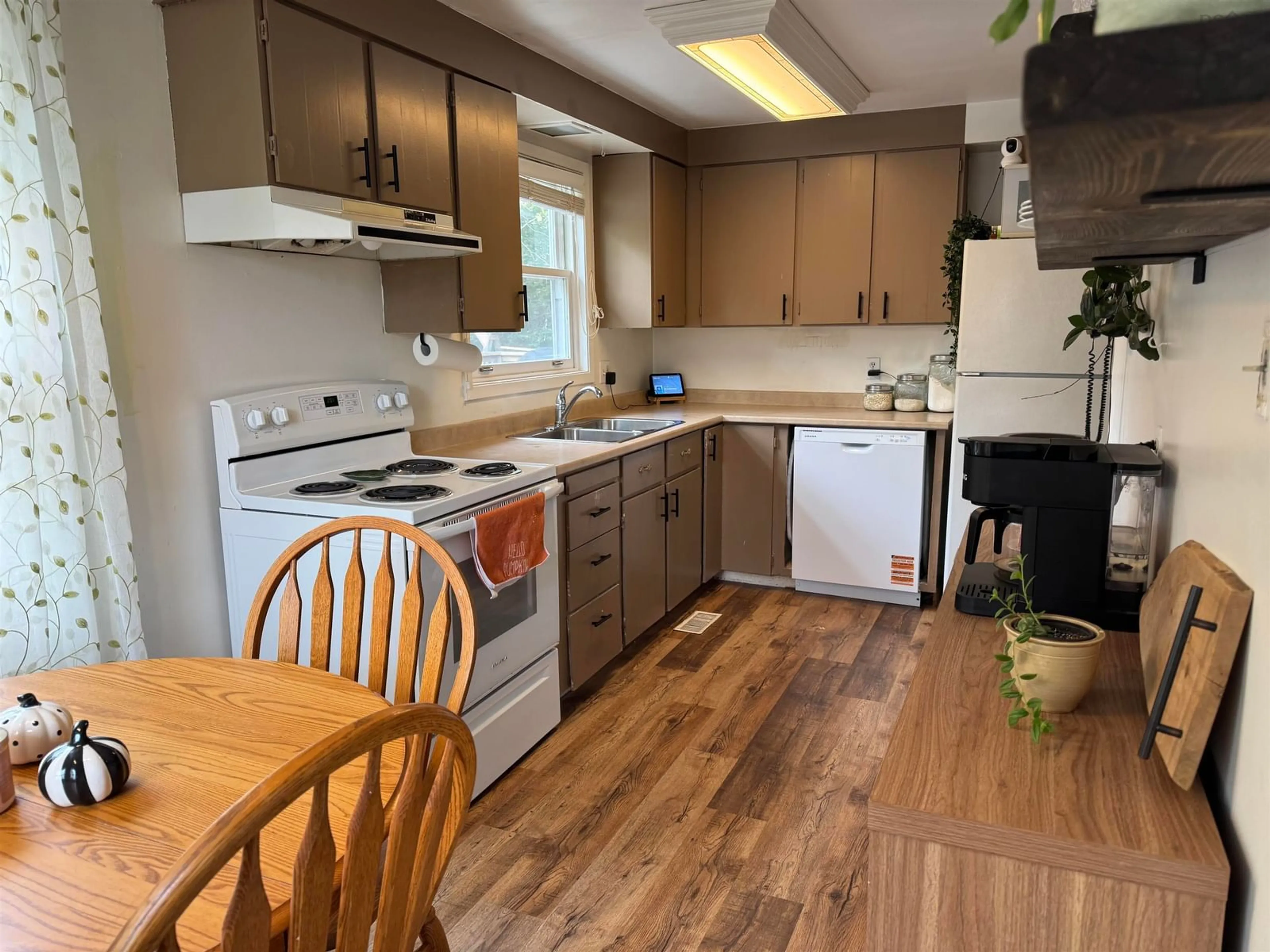 Standard kitchen, wood/laminate floor for 74 Peppard Dr, Onslow Mountain Nova Scotia B6L 6S8