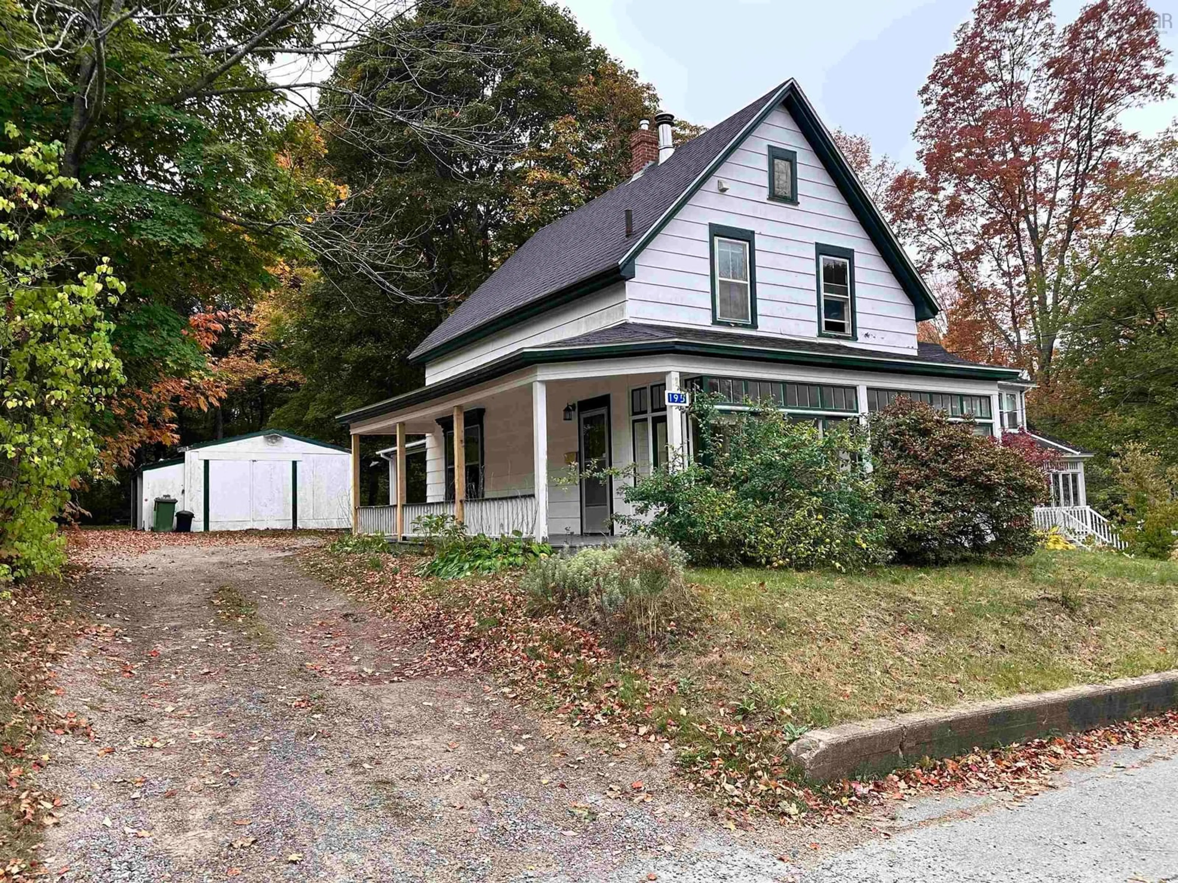 Home with vinyl exterior material, street for 195 York St, Bridgewater Nova Scotia B4V 1R4