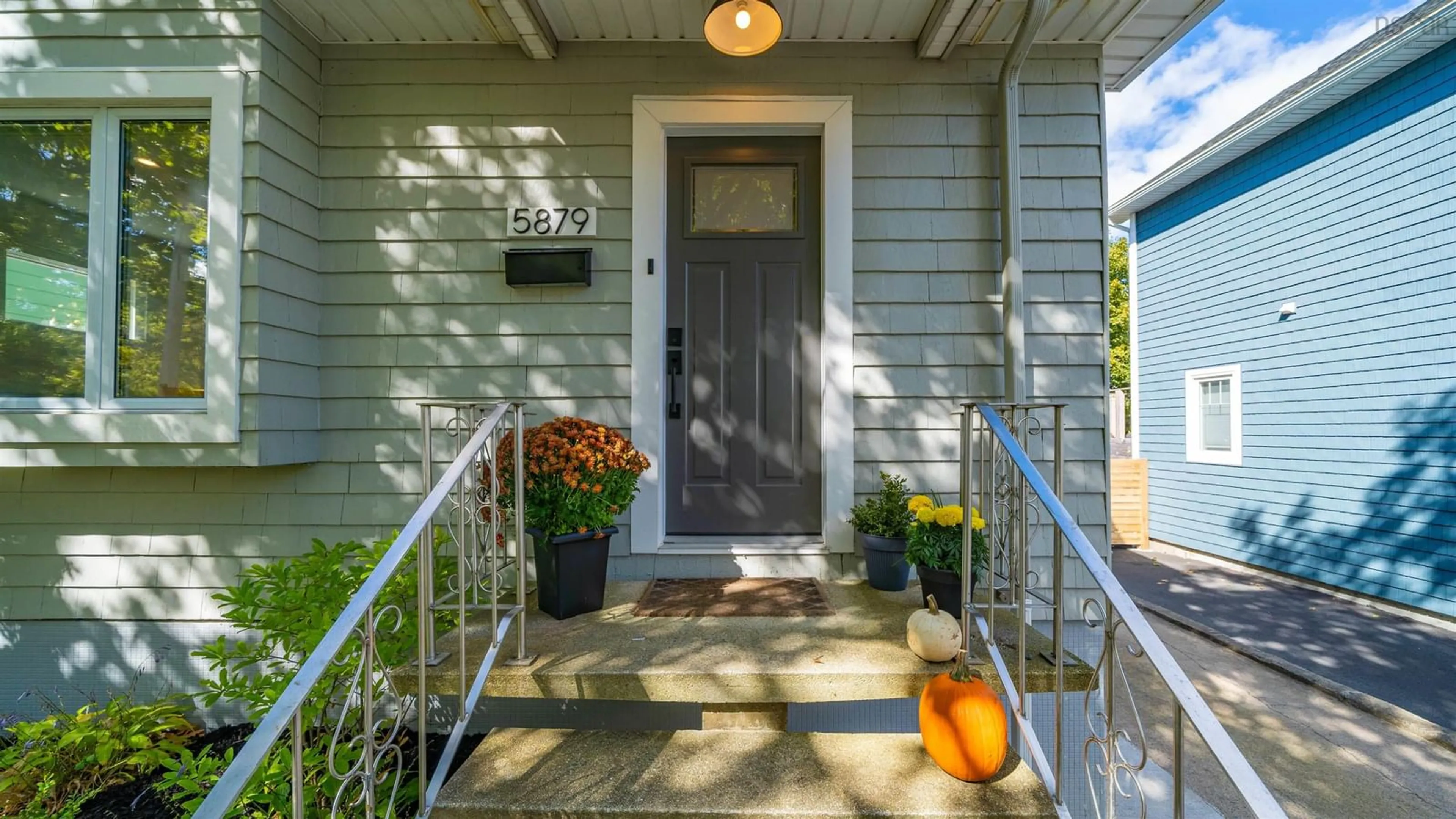 Indoor entryway for 5879 Cabot St, Halifax Nova Scotia B3K 2K2