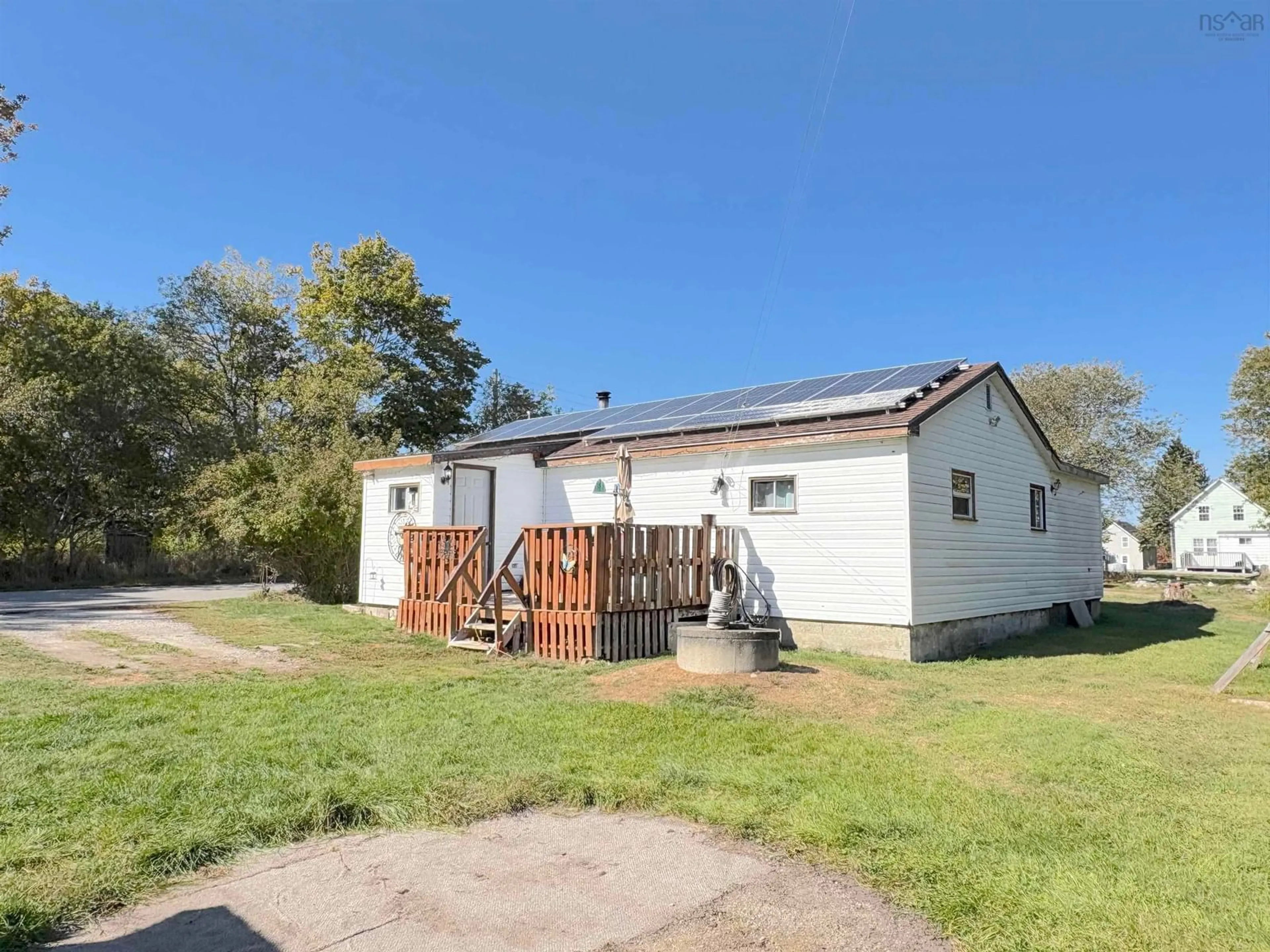 A pic from outside/outdoor area/front of a property/back of a property/a pic from drone, unknown for 186 Parr St, Shelburne Nova Scotia B0T 1W0