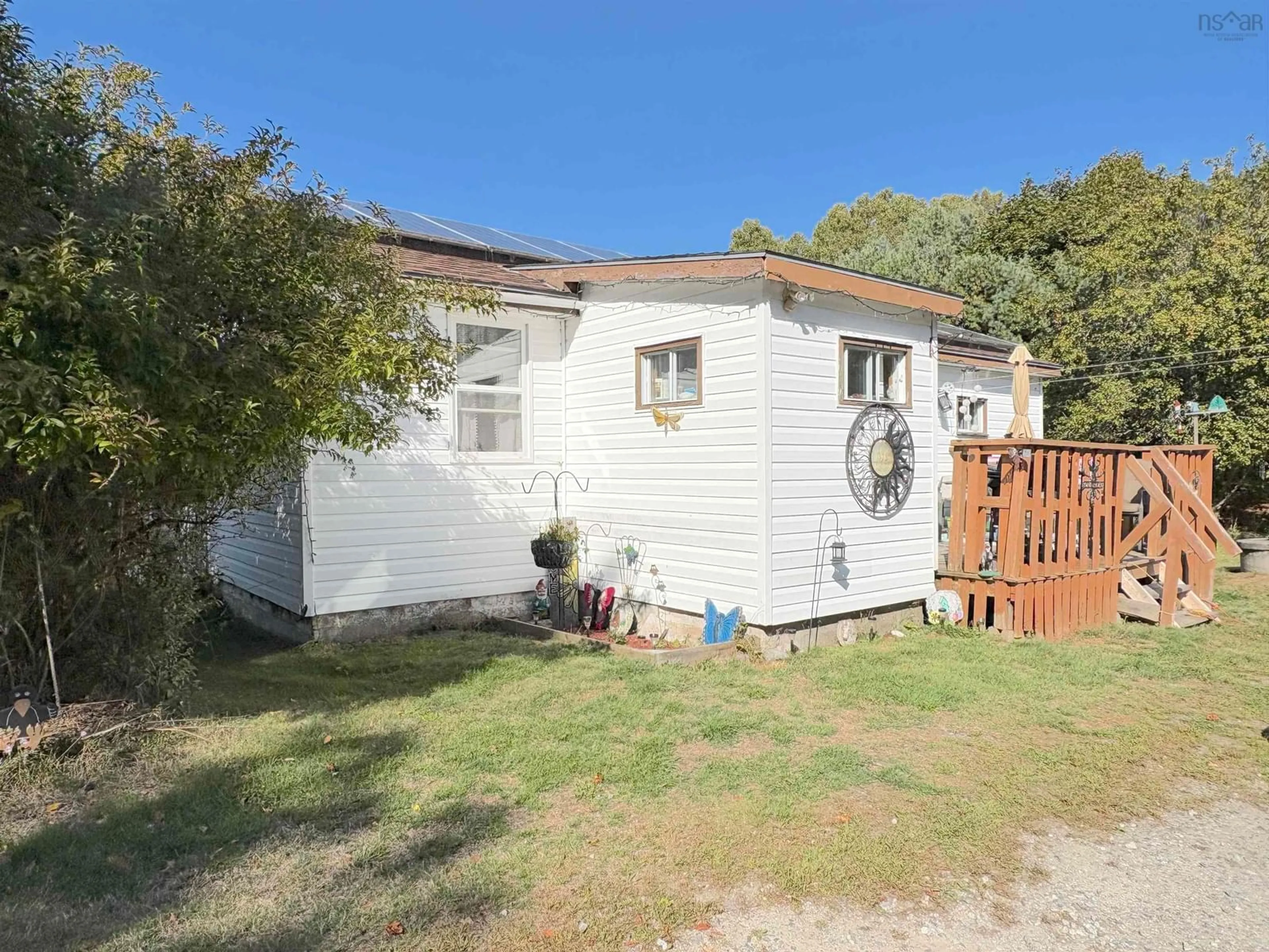 A pic from outside/outdoor area/front of a property/back of a property/a pic from drone, unknown for 186 Parr St, Shelburne Nova Scotia B0T 1W0