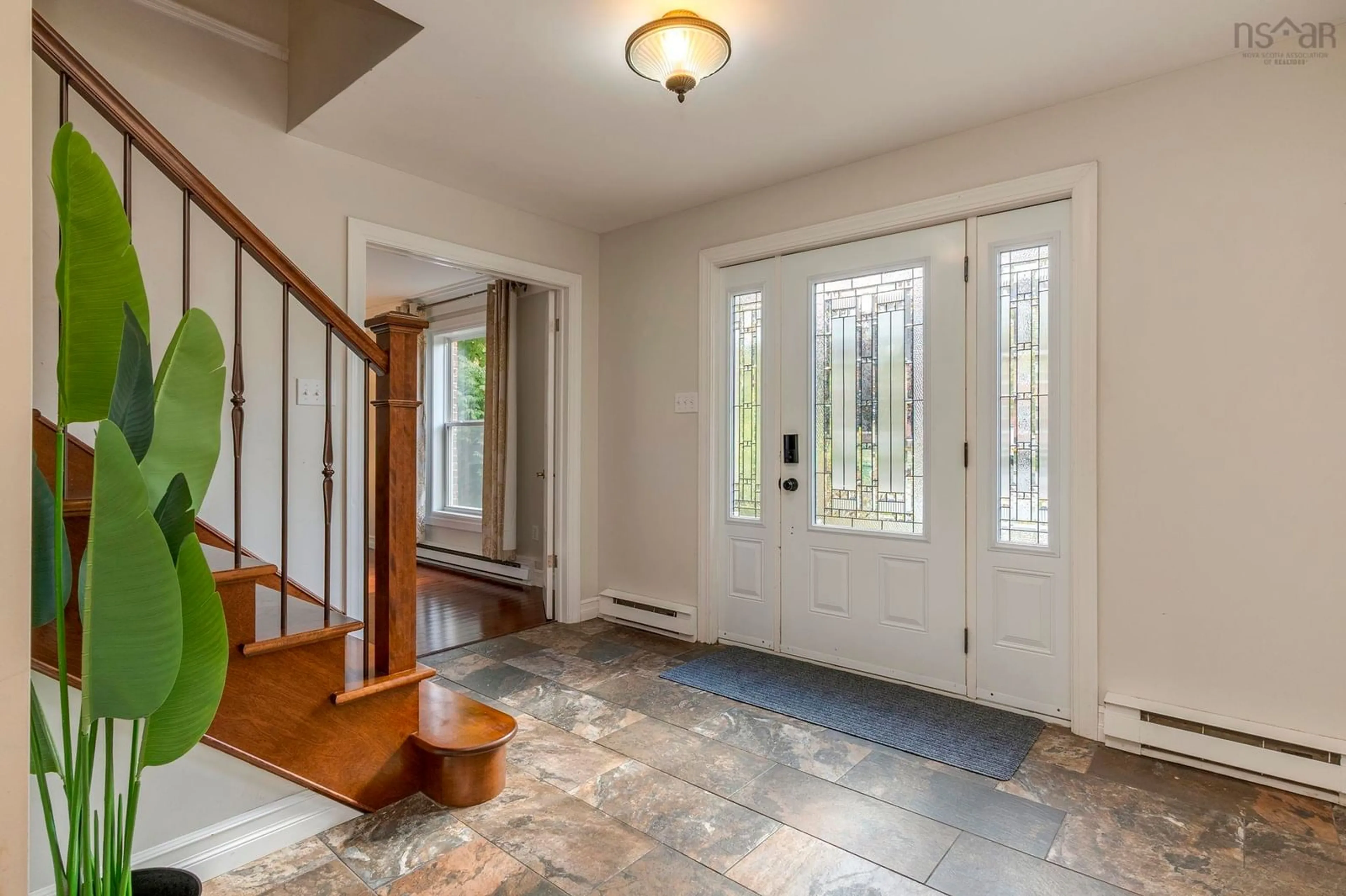Indoor entryway for 173 Cresthaven Dr, Halifax Nova Scotia B3M 4S4