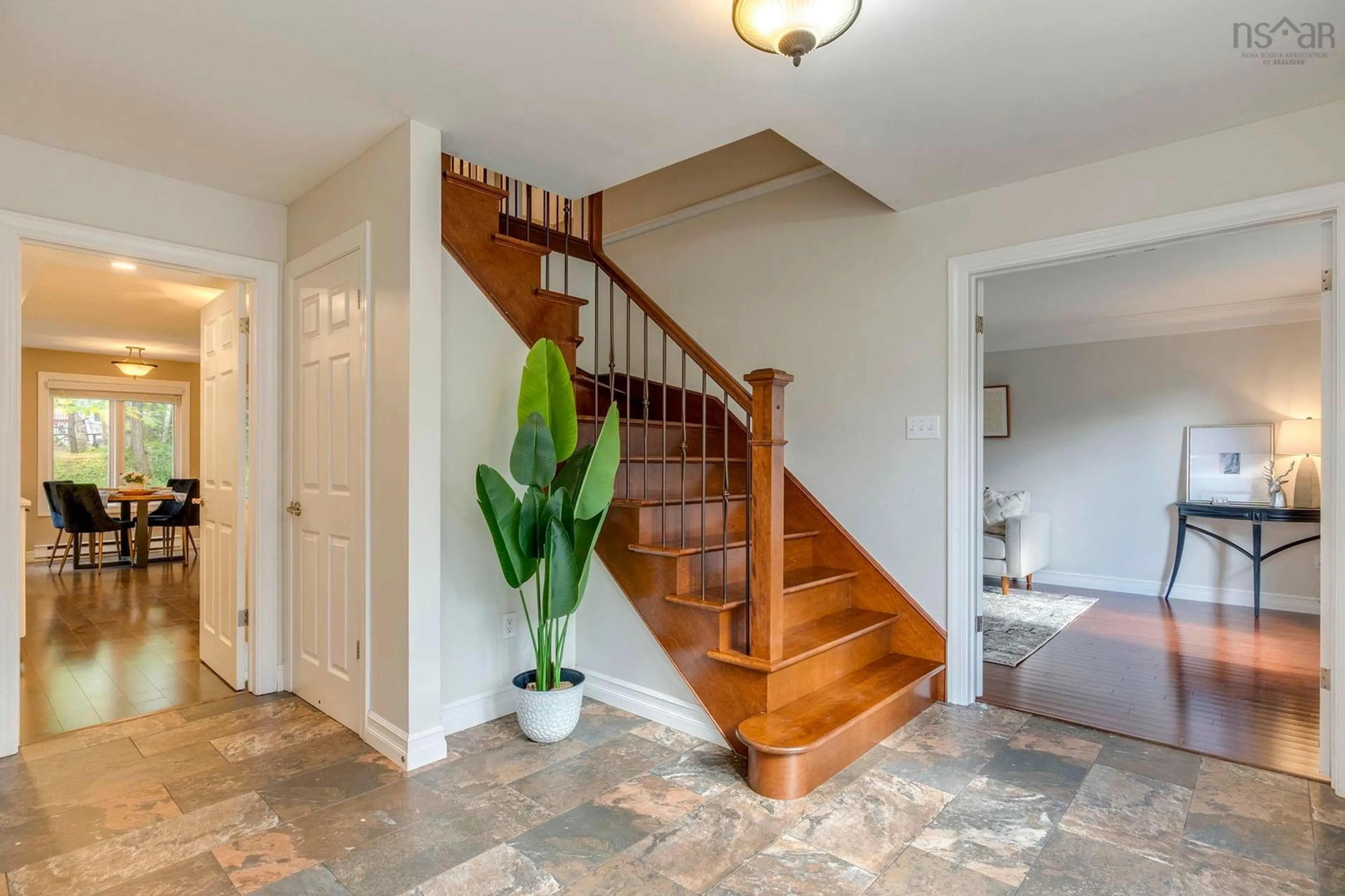 Indoor entryway for 173 Cresthaven Dr, Halifax Nova Scotia B3M 4S4