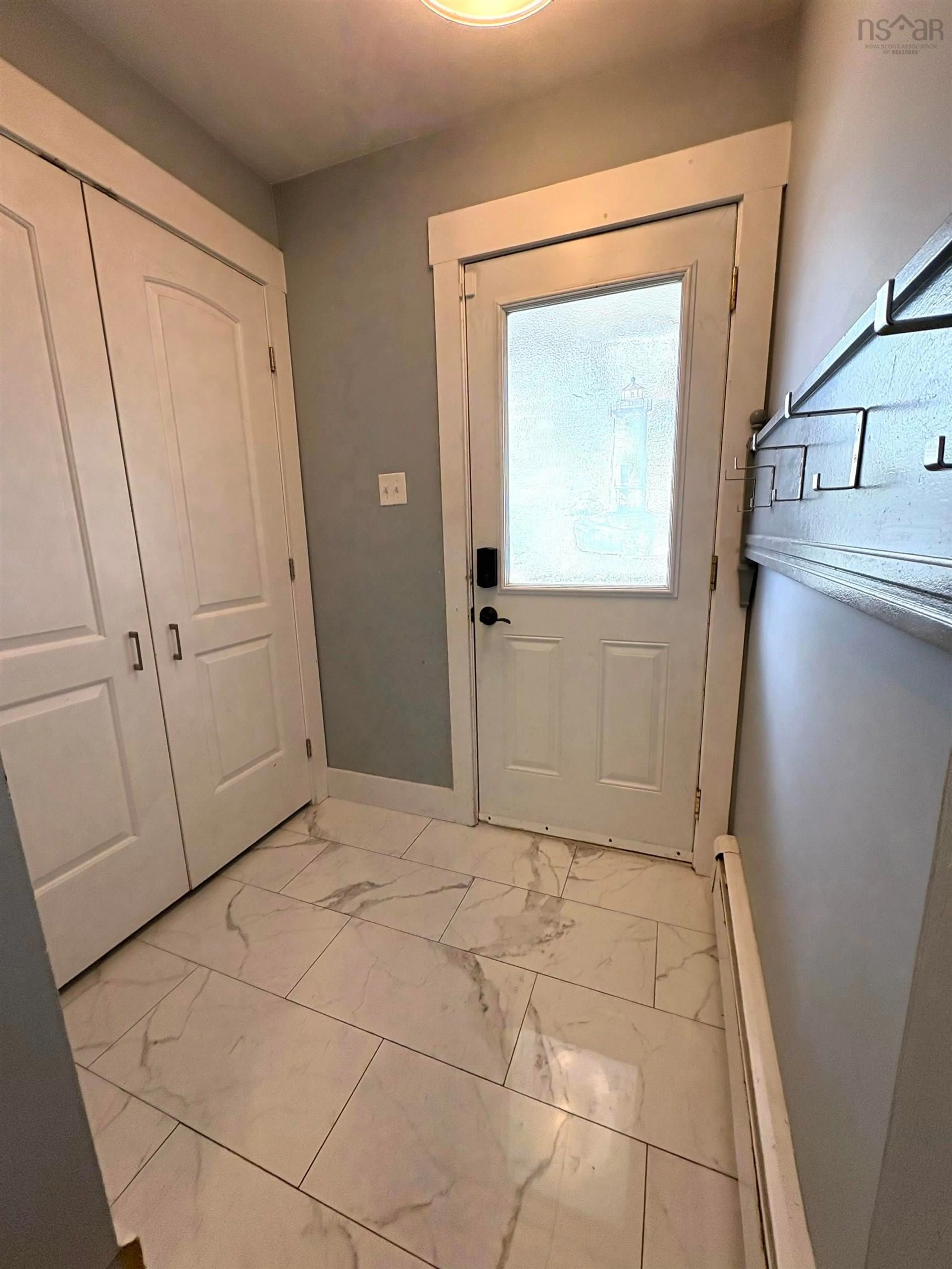 Indoor entryway for 32 Apollo Crt, Halifax Nova Scotia B3M 1H1