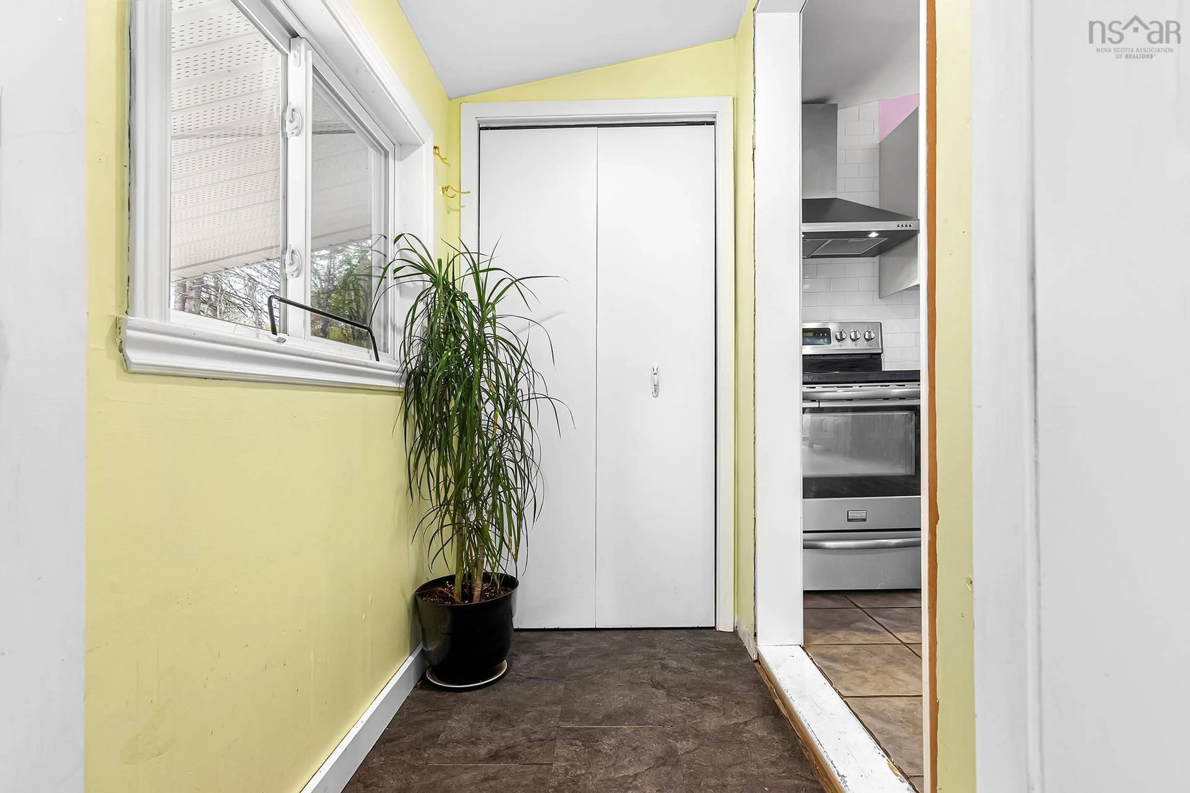 Indoor entryway for 1186 Highway 1, Lakelands Nova Scotia B0N 1Z0