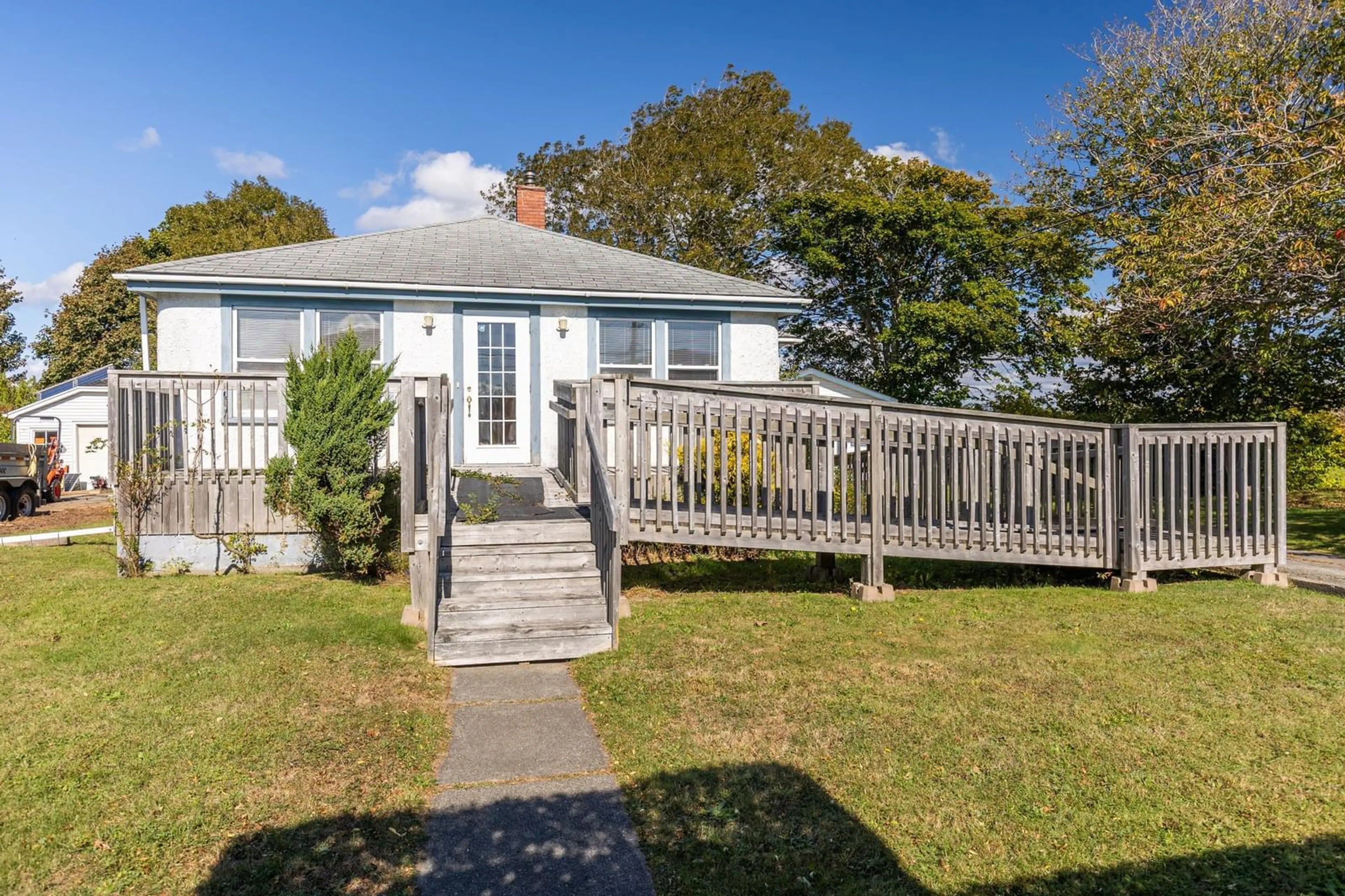 A pic from outside/outdoor area/front of a property/back of a property/a pic from drone, street for 120 Parade St, Yarmouth Nova Scotia B5A 3B7