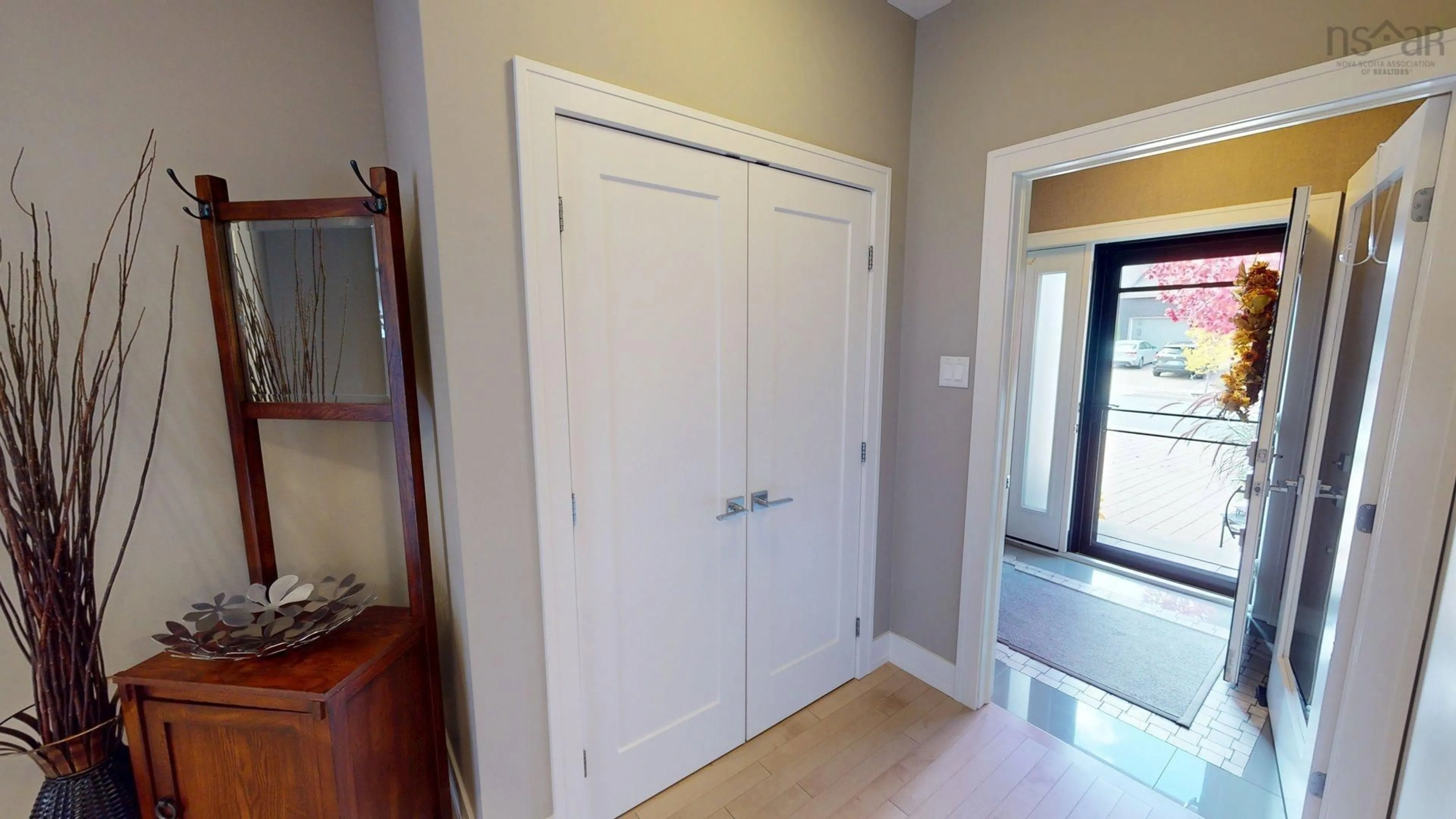Indoor entryway for 135 Bradford Place, Bedford Nova Scotia B4B 0R7