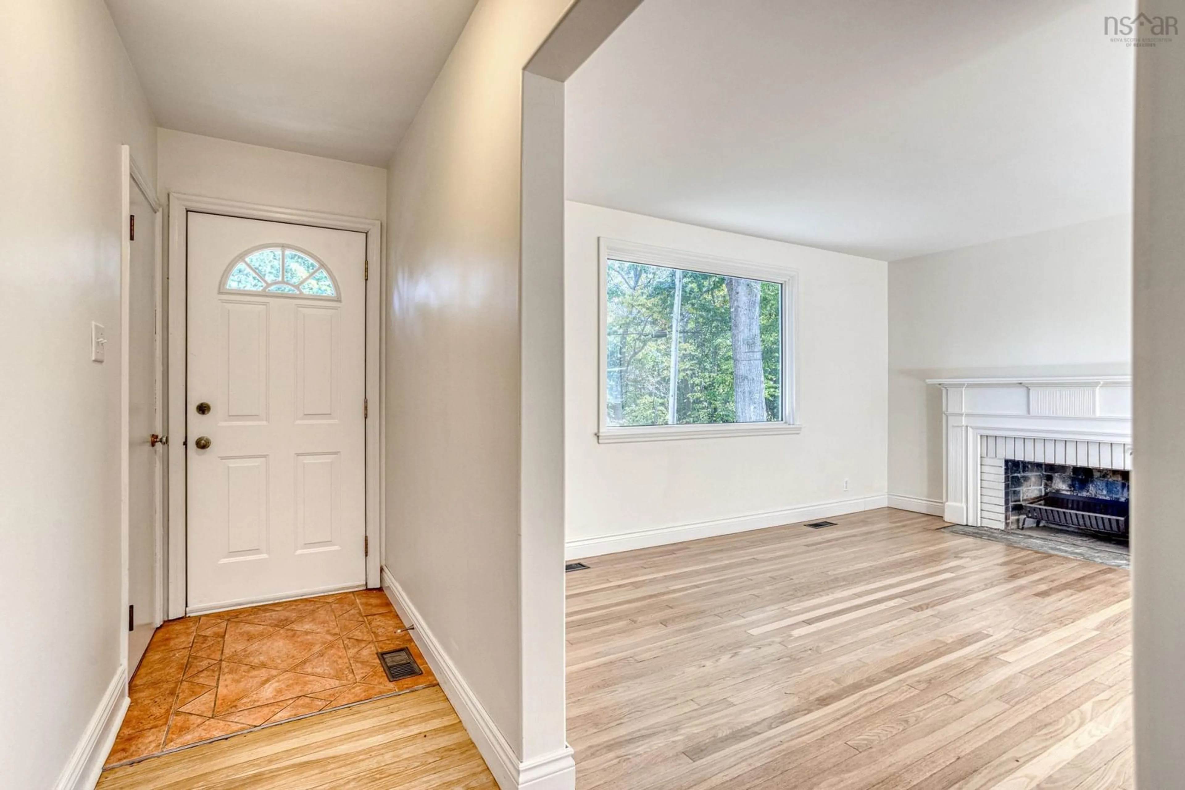 Indoor entryway for 9 Dowell Dr, Halifax Nova Scotia B3M 2M2