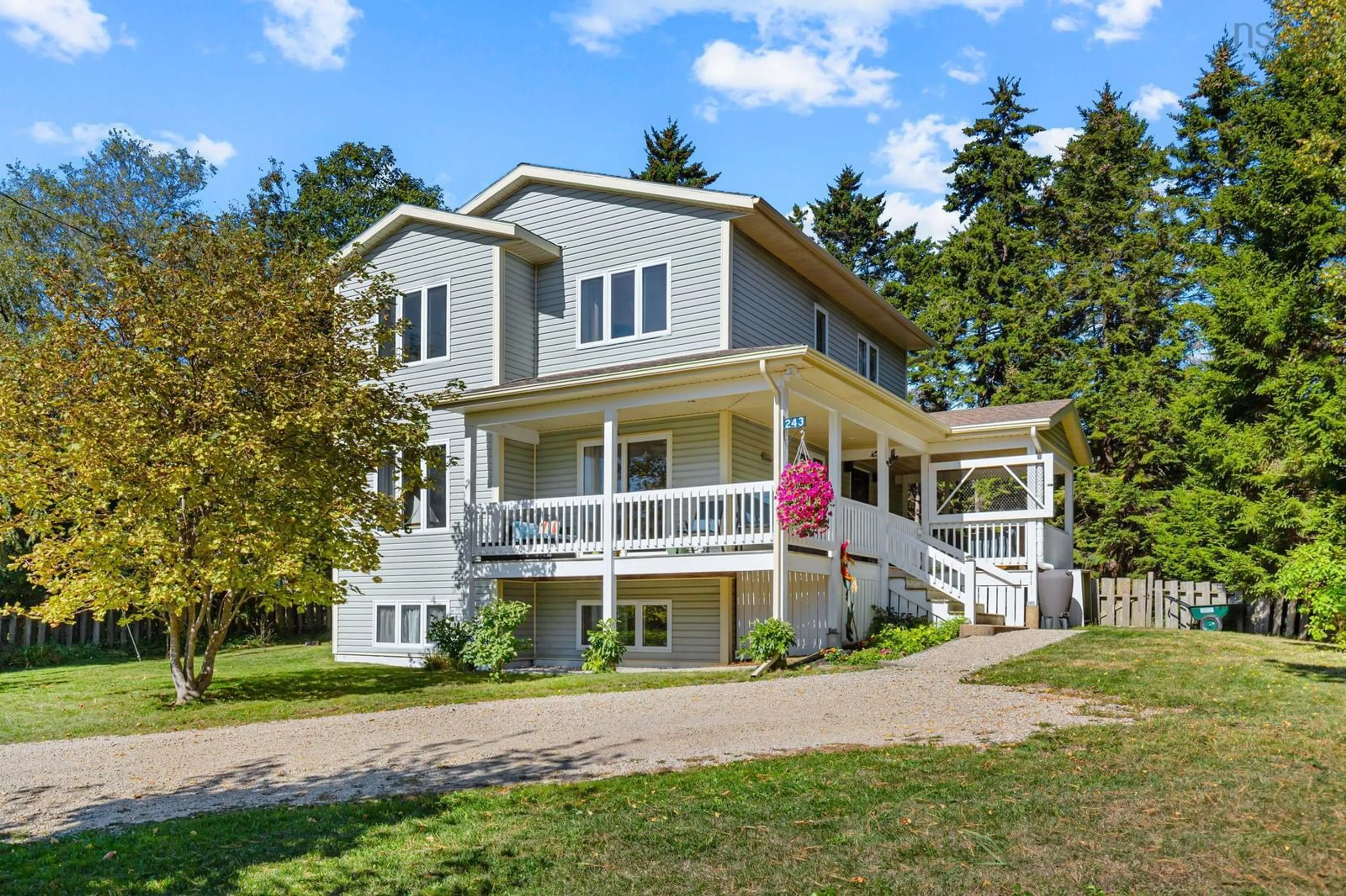 Home with vinyl exterior material, unknown for 243 Queen St, Chester Nova Scotia B0J 1J0