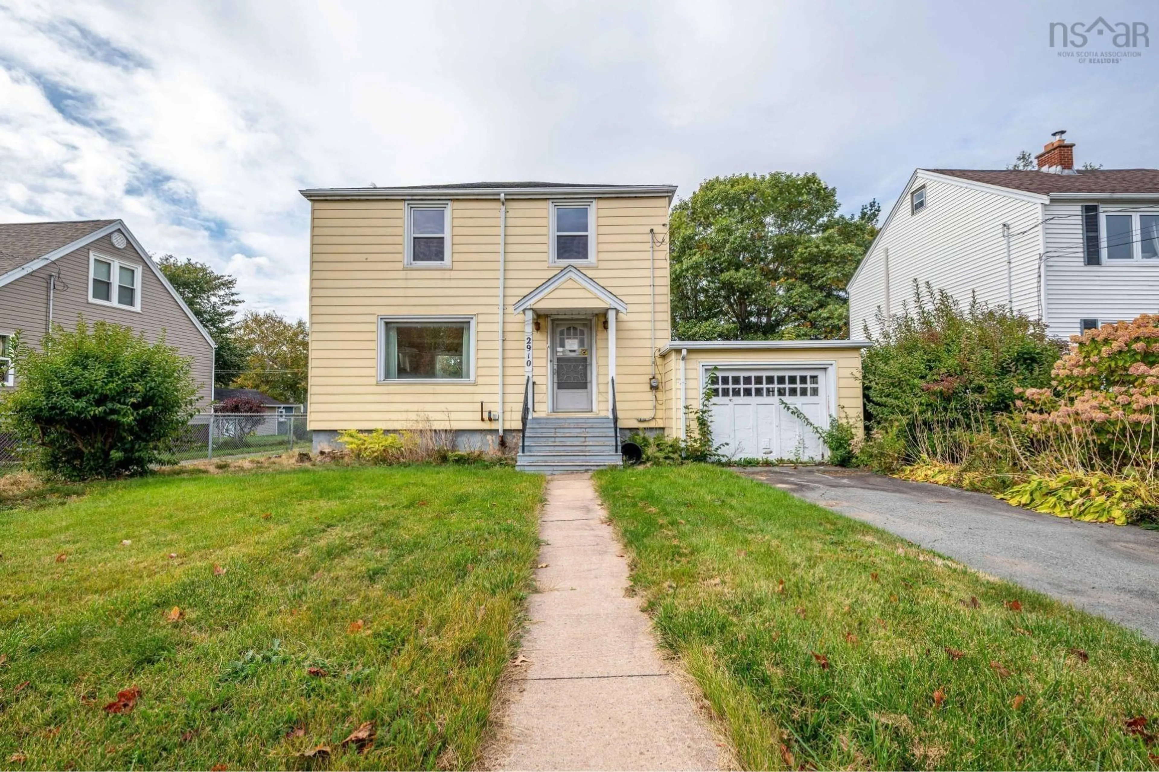 Home with vinyl exterior material, street for 2910 Connaught Ave, Halifax Nova Scotia B3L 3A4