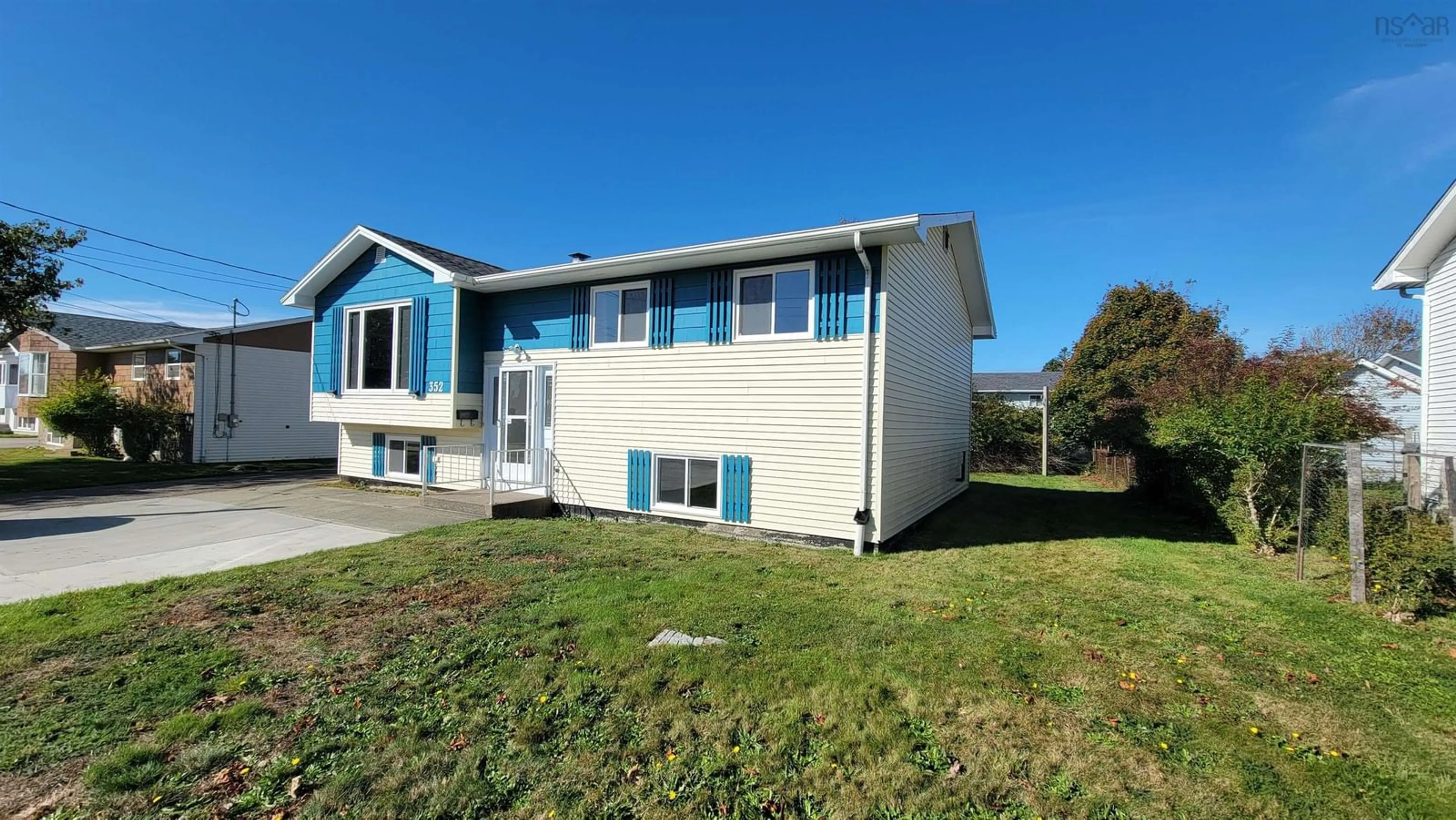Home with vinyl exterior material, unknown for 352 Pleasant St, Yarmouth Nova Scotia B5A 2L2