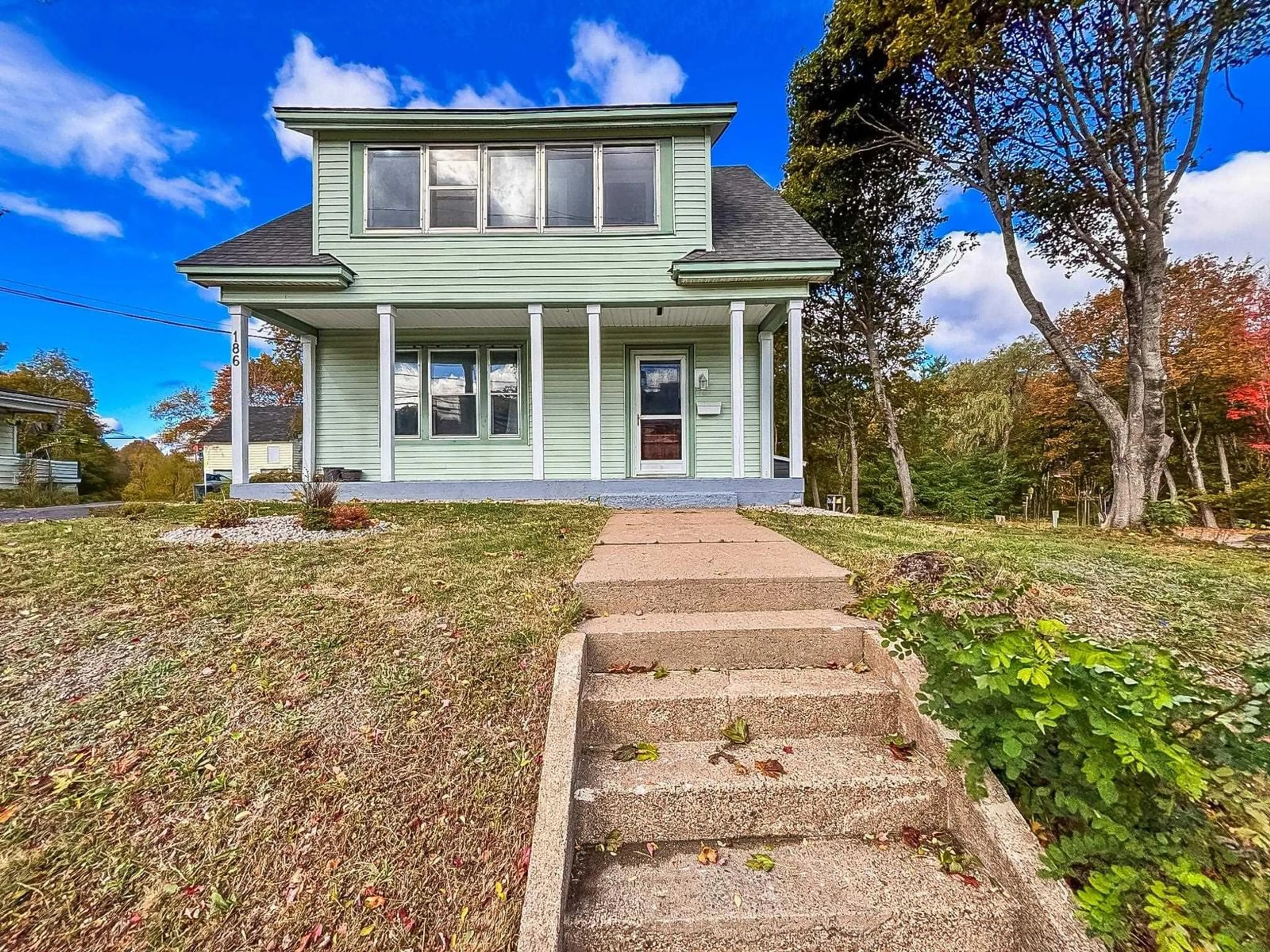 Home with vinyl exterior material, street for 186 Dufferin St, Bridgewater Nova Scotia B4V 2G7