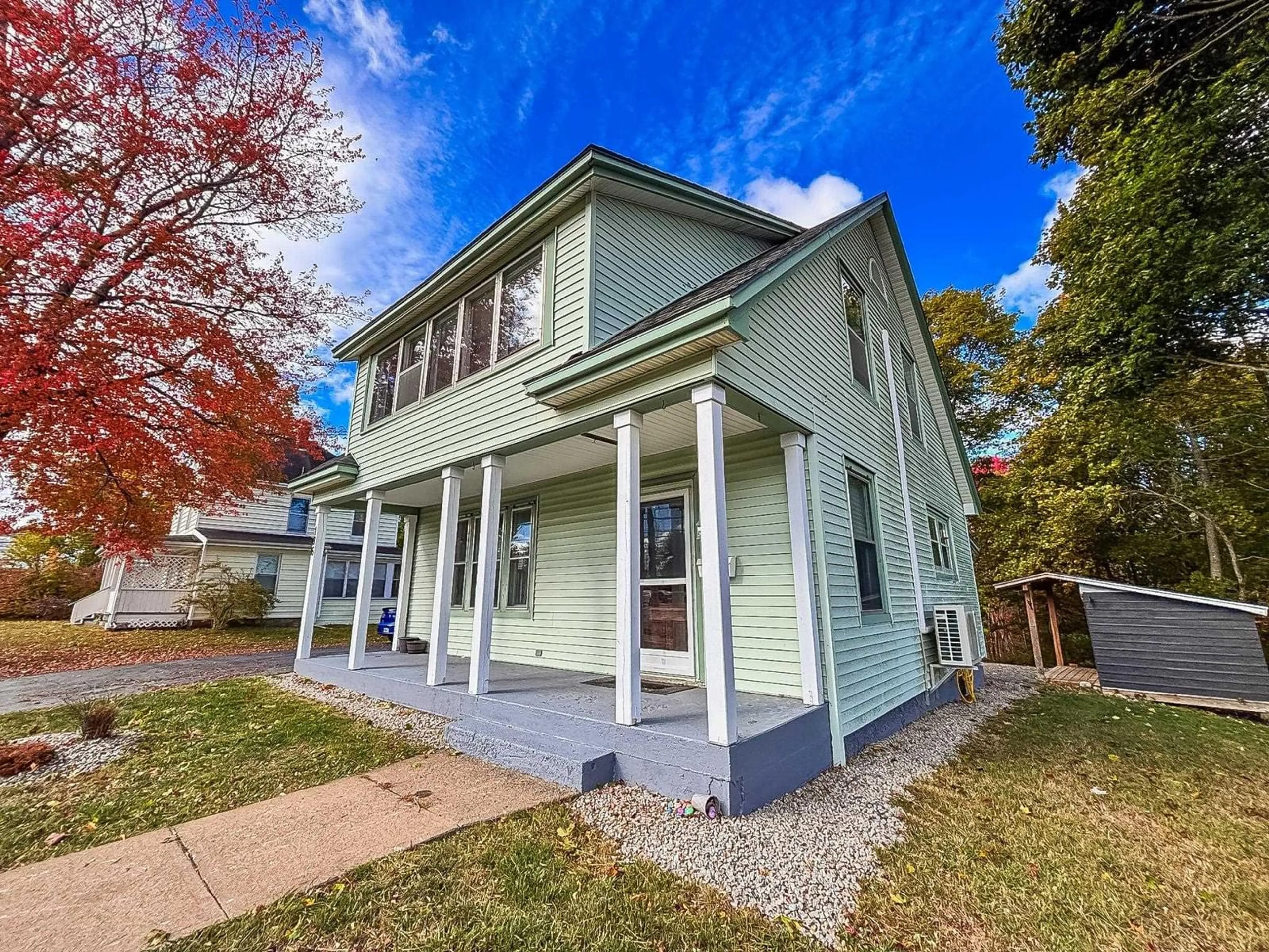 Home with vinyl exterior material, street for 186 Dufferin St, Bridgewater Nova Scotia B4V 2G7