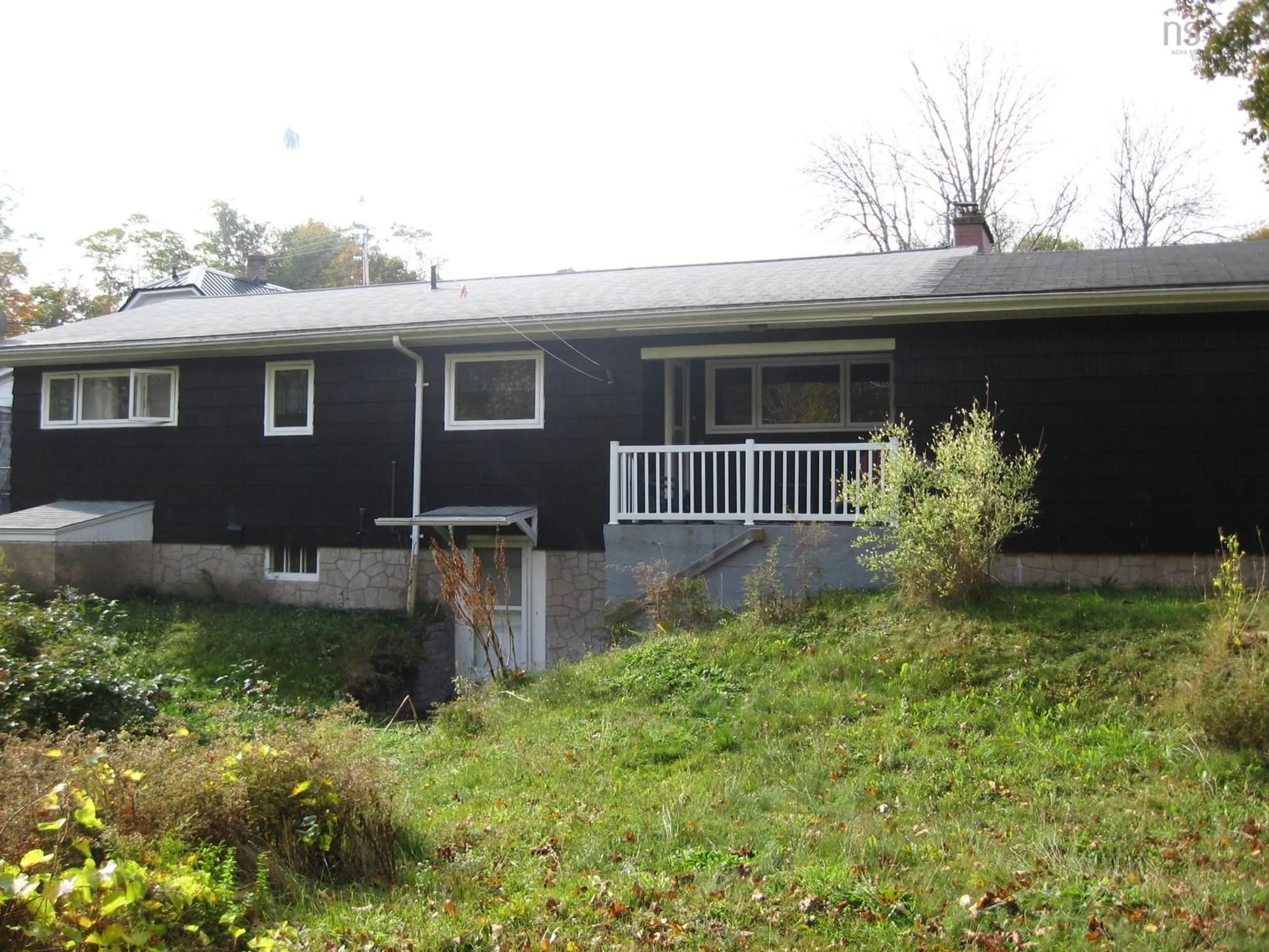 Home with vinyl exterior material, unknown for 85 School St, Liverpool Nova Scotia B0T 1K0