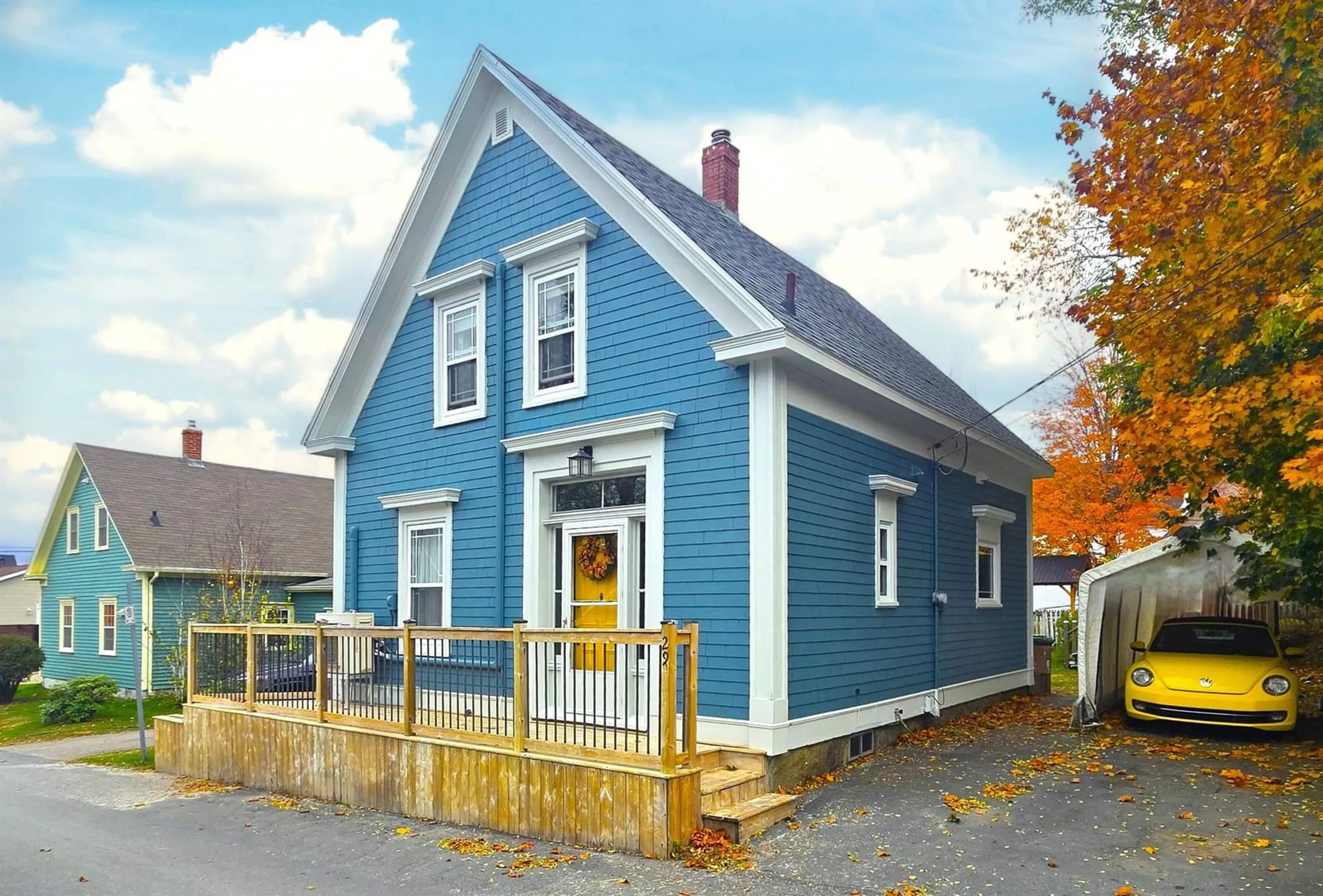 Home with vinyl exterior material, street for 29 School St, Mahone Bay Nova Scotia B0J 2E0