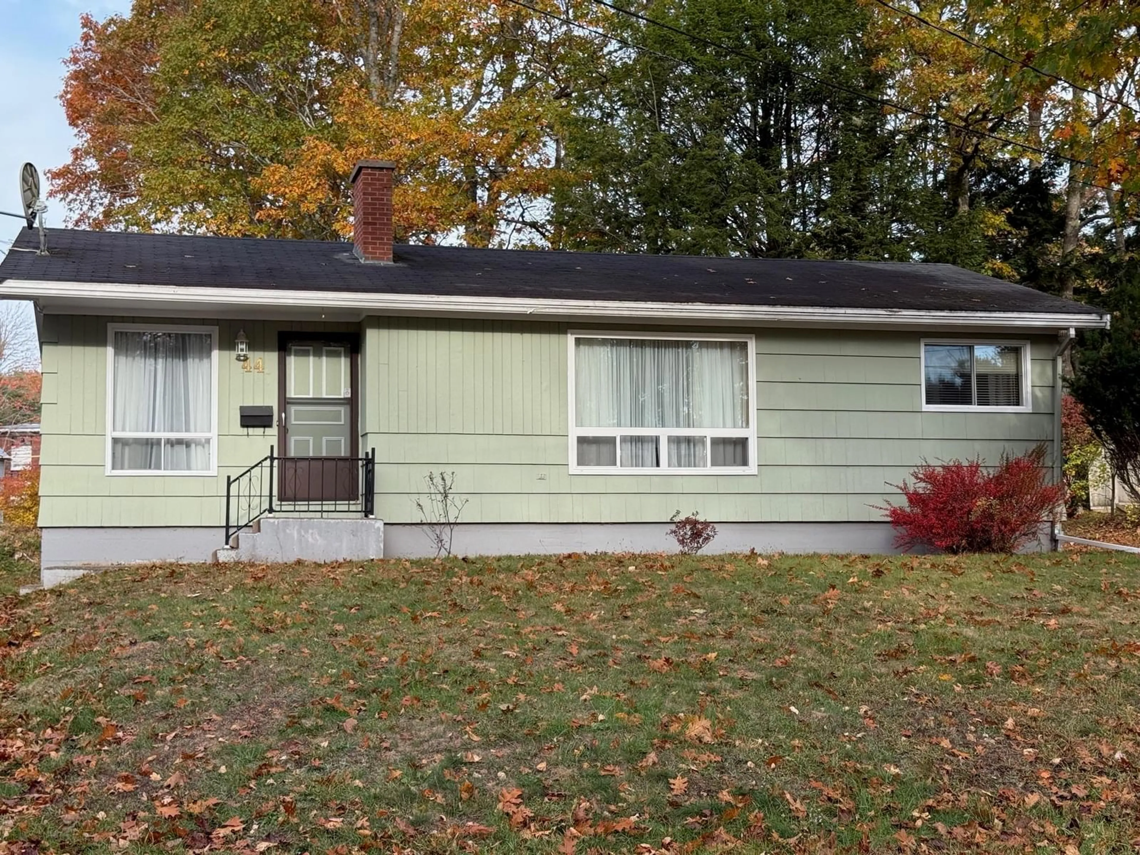 Home with vinyl exterior material, street for 44 Pinehurst Ave, Bridgewater Nova Scotia B4V 3A4