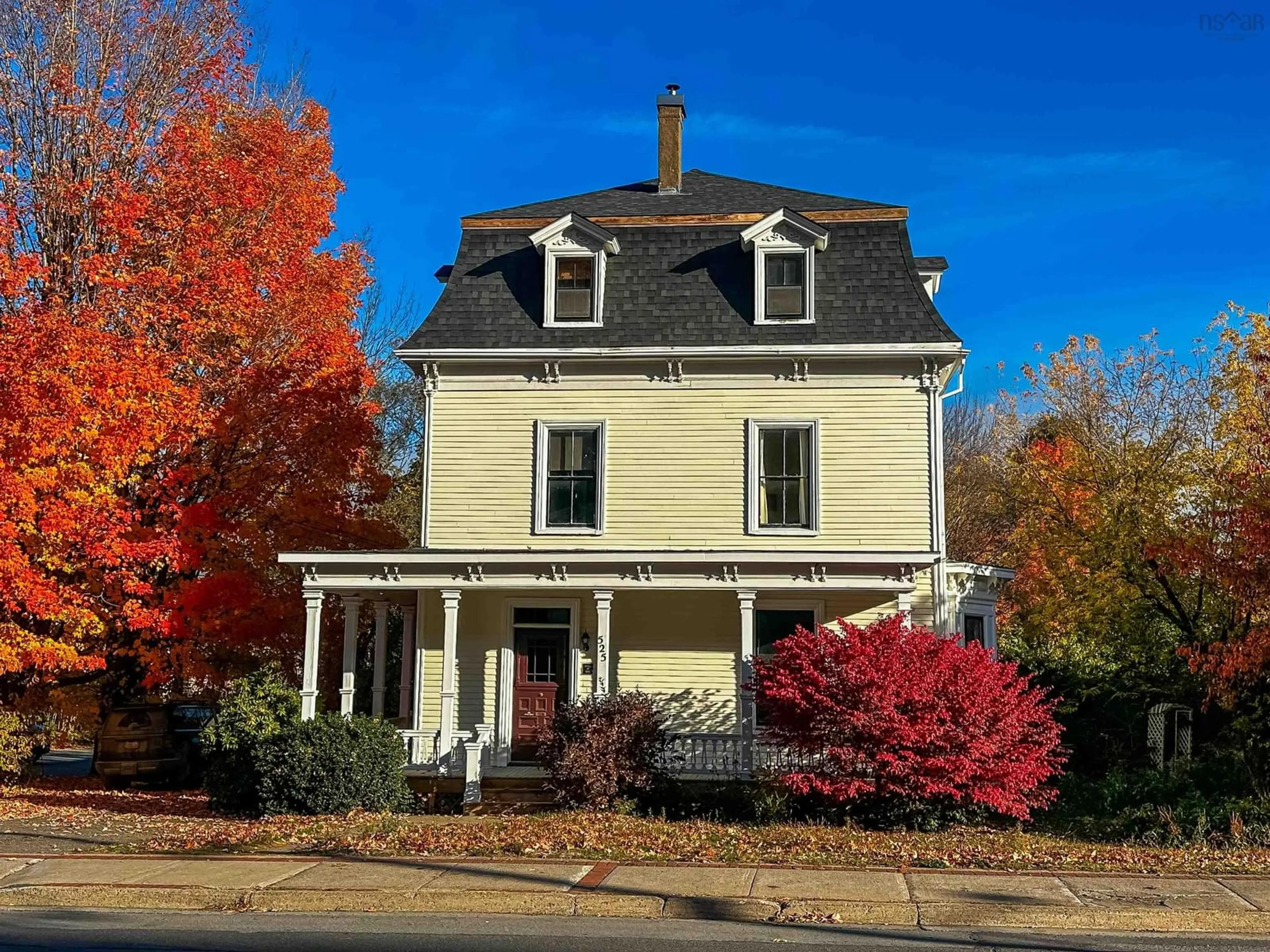 Home with vinyl exterior material, street for 525 Main St, Kentville Nova Scotia B4N 1L4